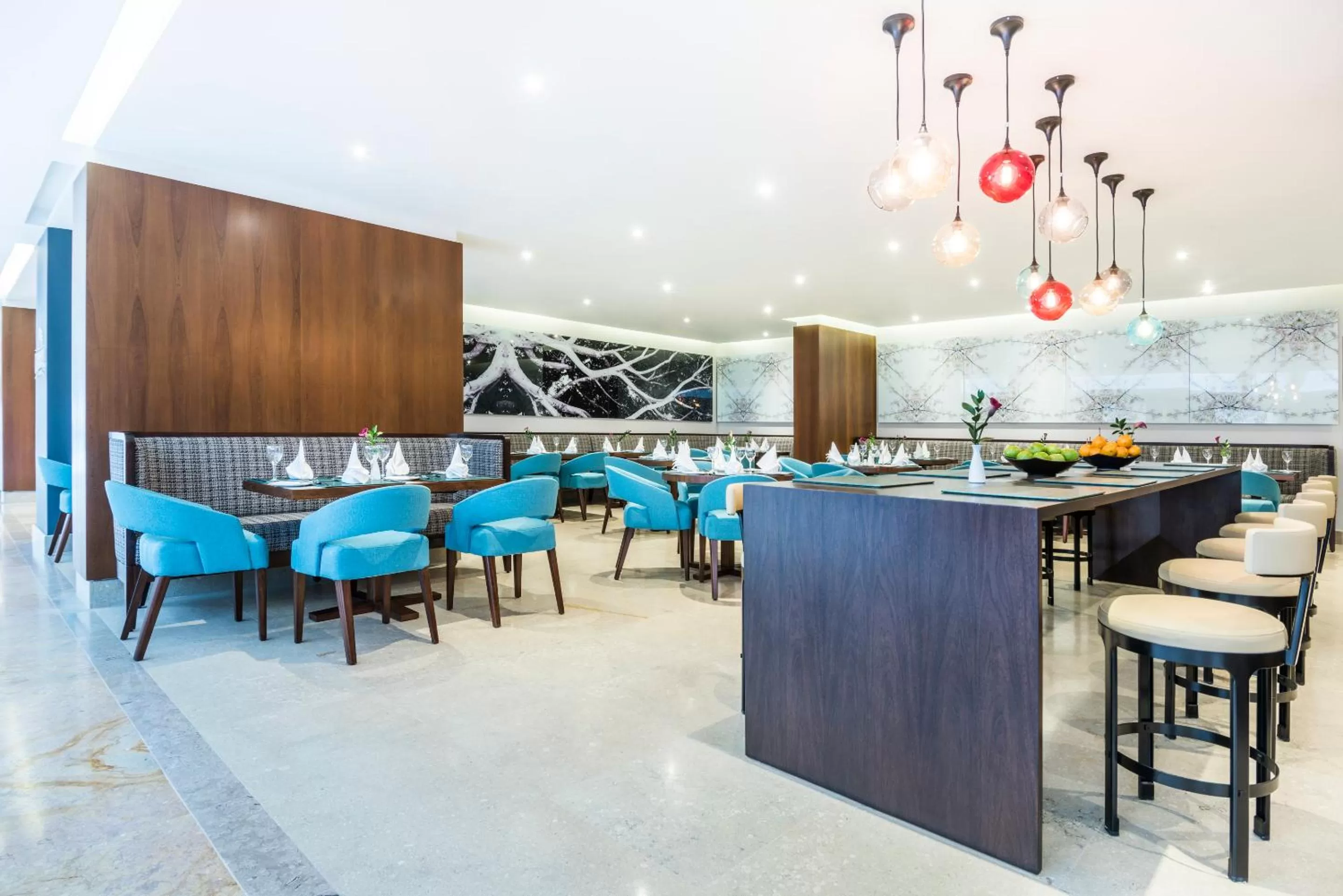 Restaurant/Places to Eat in Cosmos 100 Executive