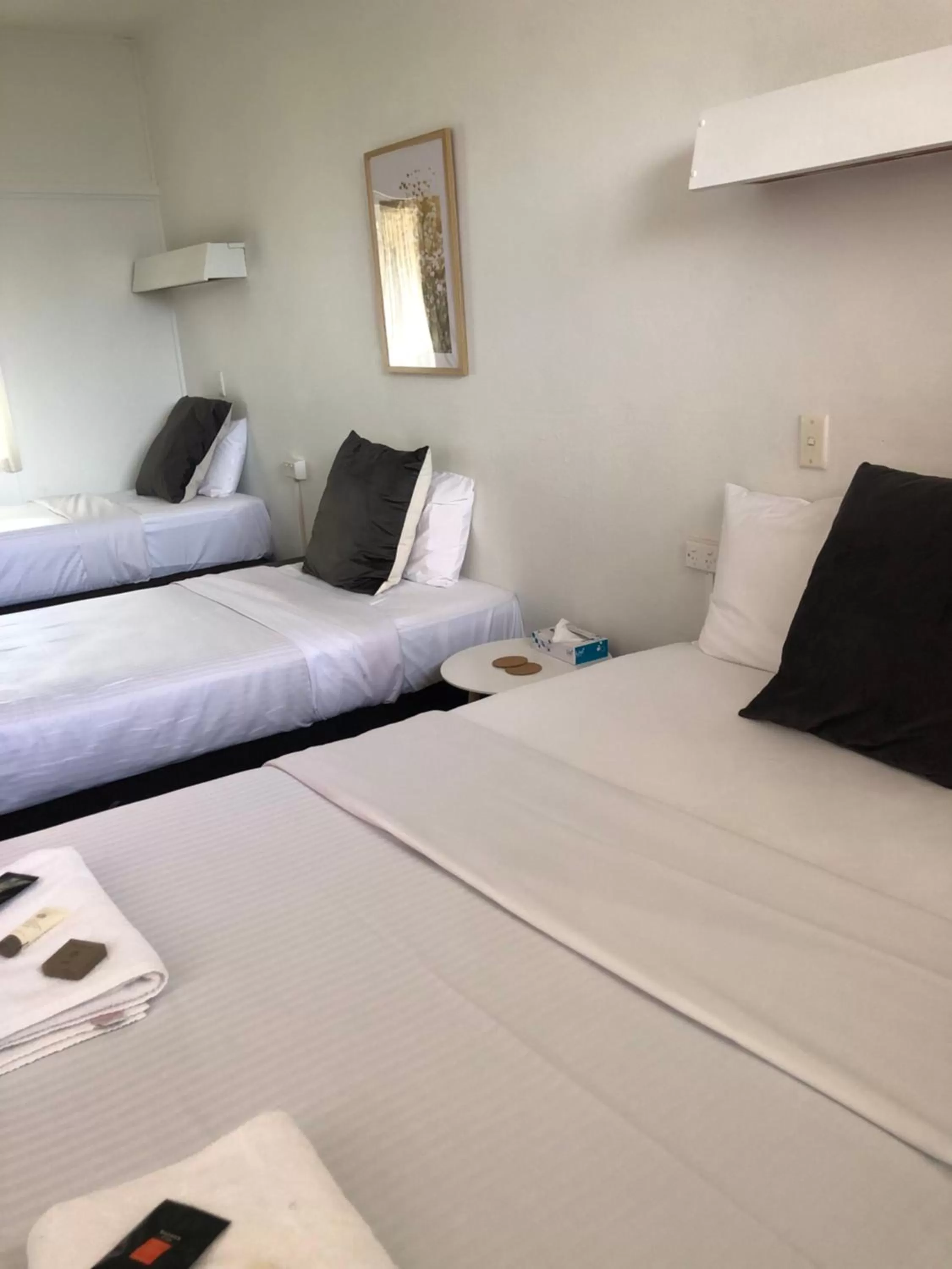 Bed in Ben Hall Motor Inn