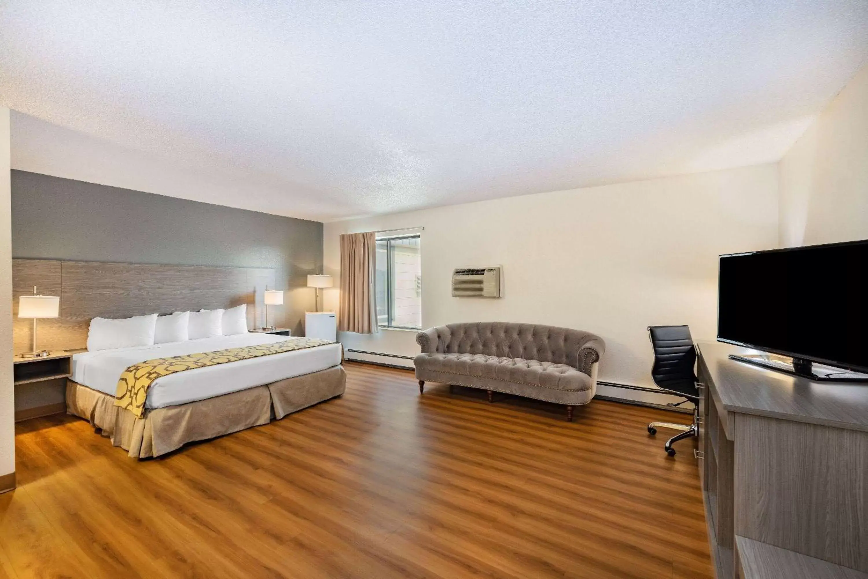 Bed, TV/Entertainment Center in Baymont by Wyndham Gillette