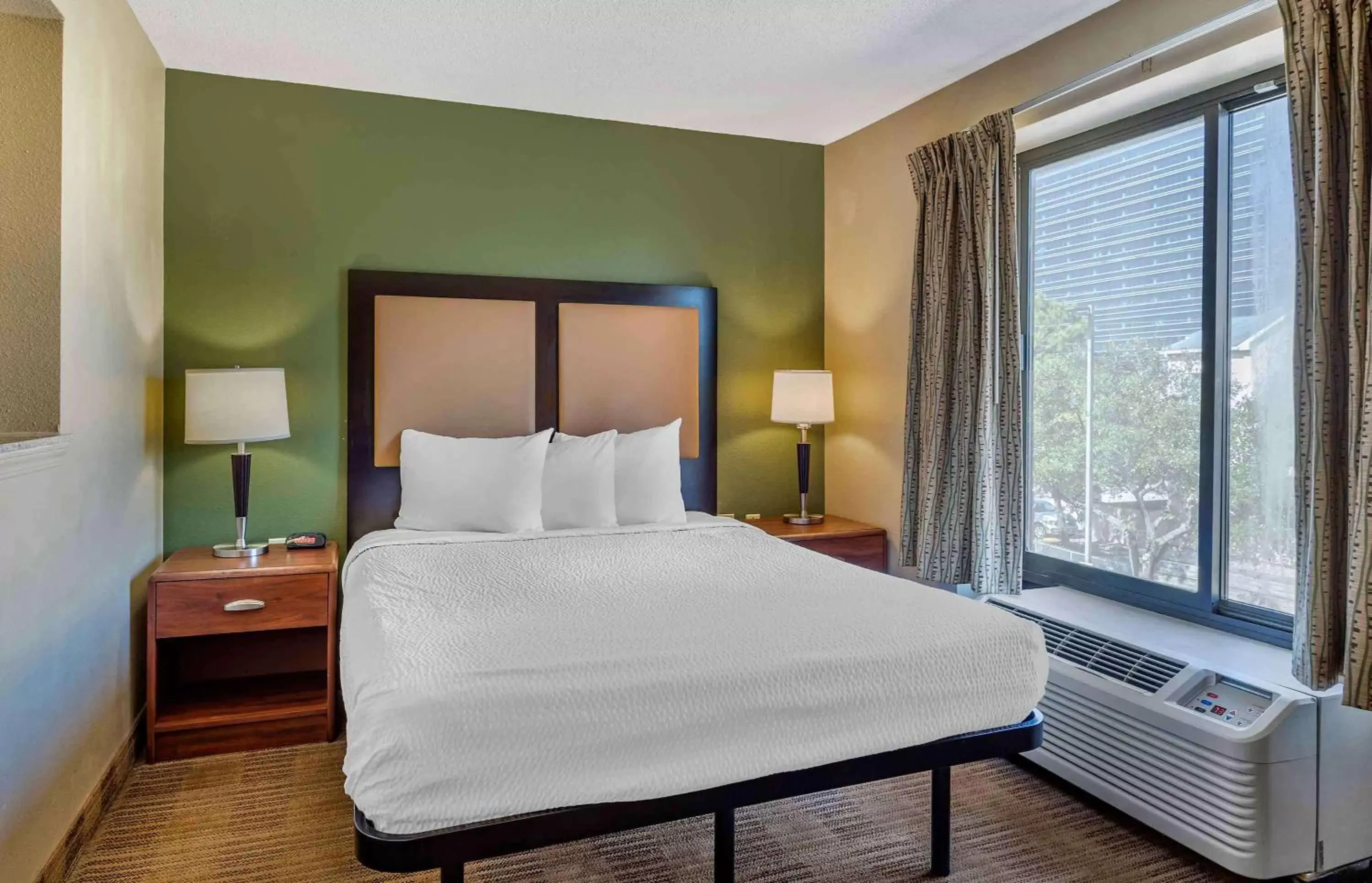 Bedroom, Bed in Extended Stay America Suites - Houston - Westchase - Westheimer
