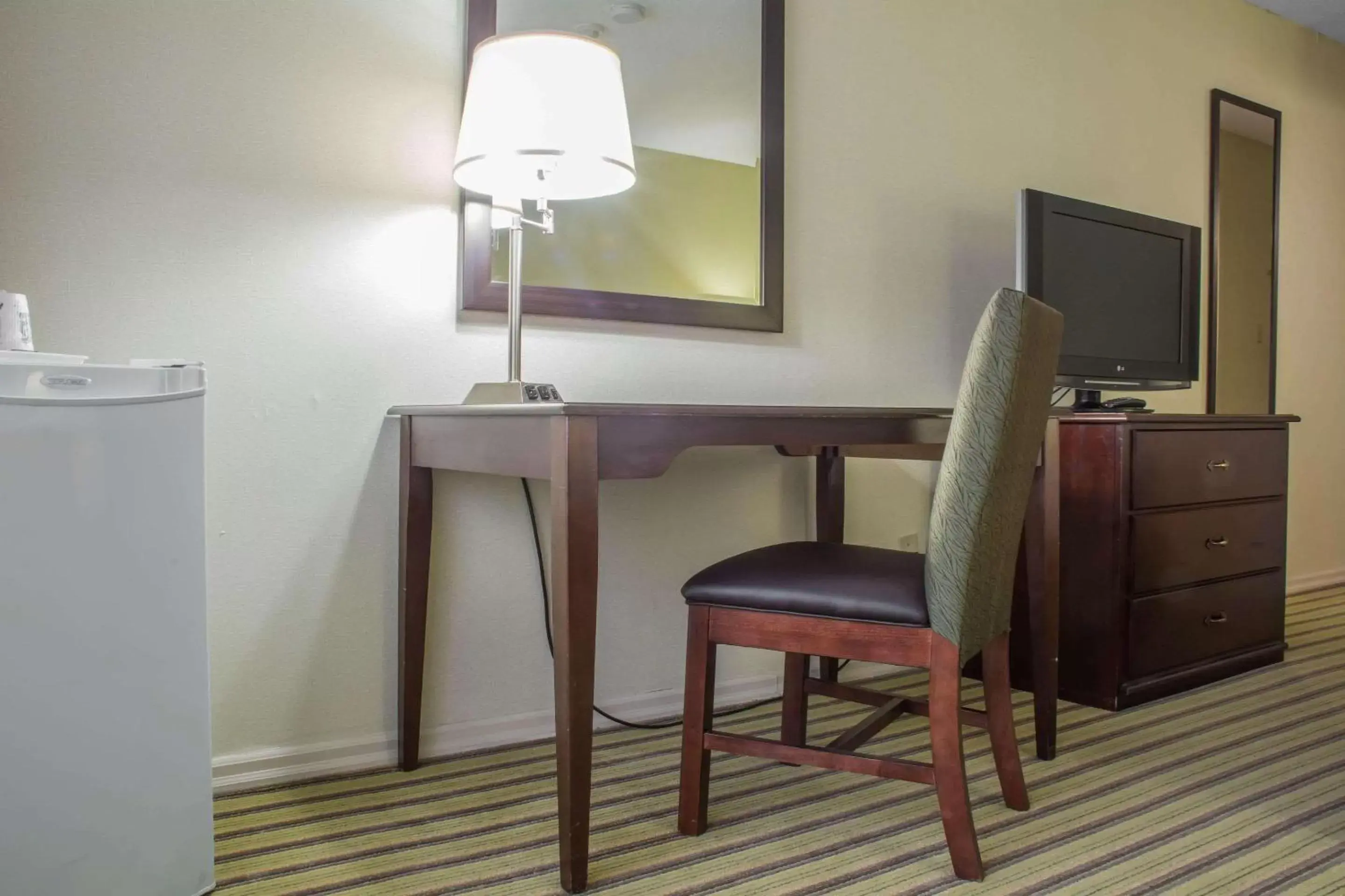 Photo of the whole room, TV/Entertainment Center in Quality Inn Peterborough