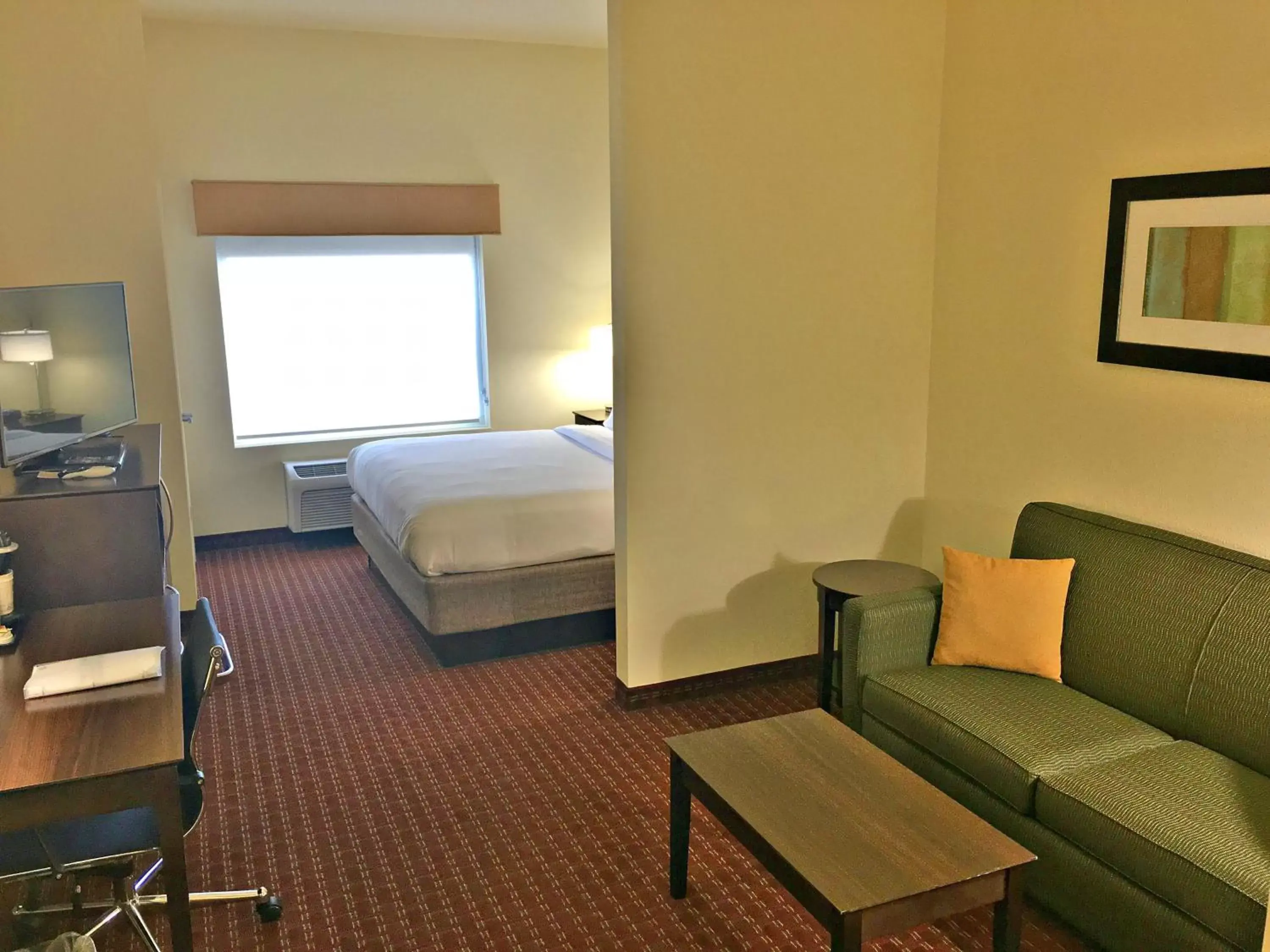 Standard King Room with Sofa Bed in Holiday Inn Express DeFuniak Springs by IHG Standard King Room with Sofa Bed in Holiday Inn Express DeFuniak Springs by IHG