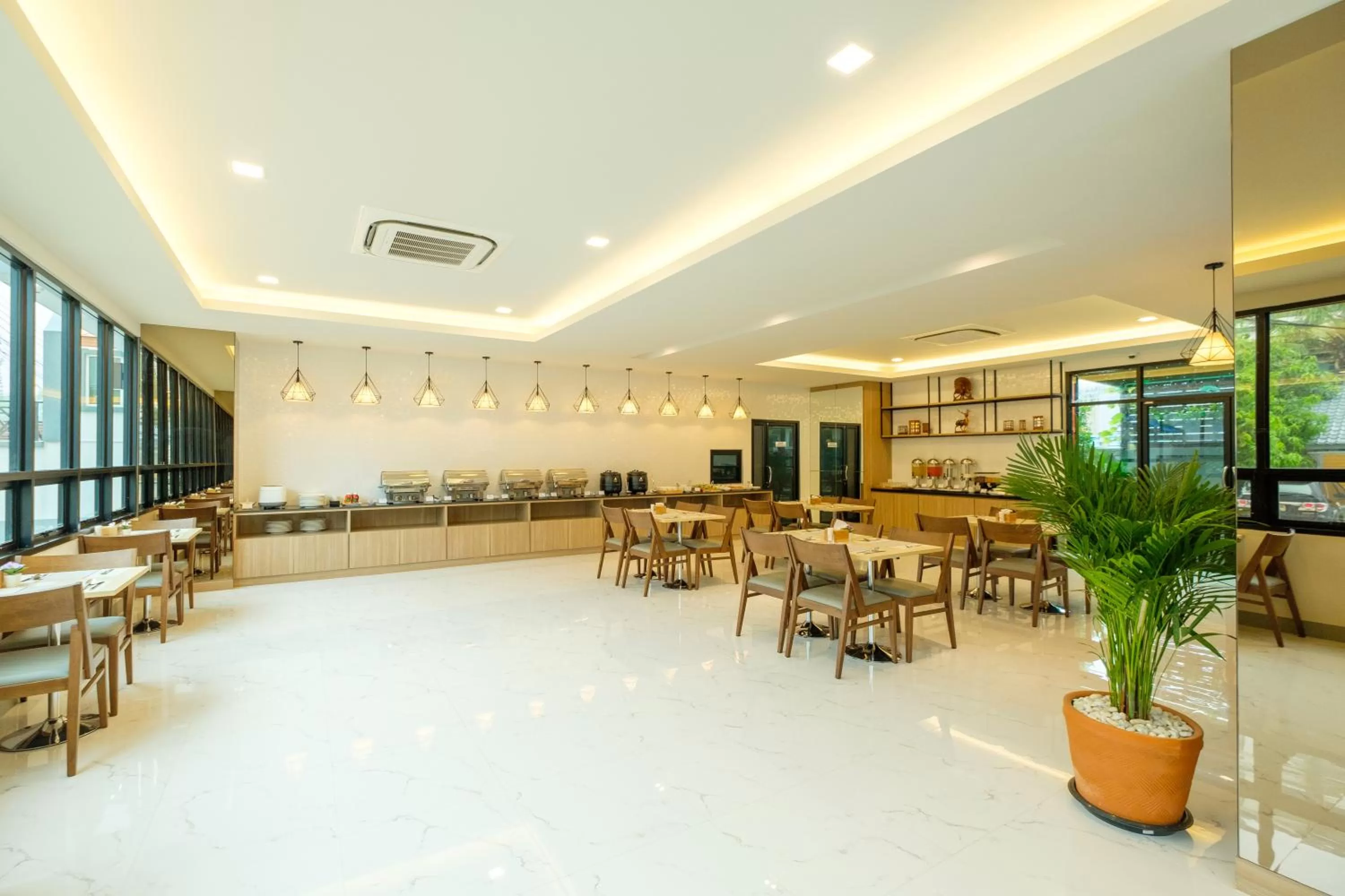 Restaurant/places to eat in Monte Maesot hotel