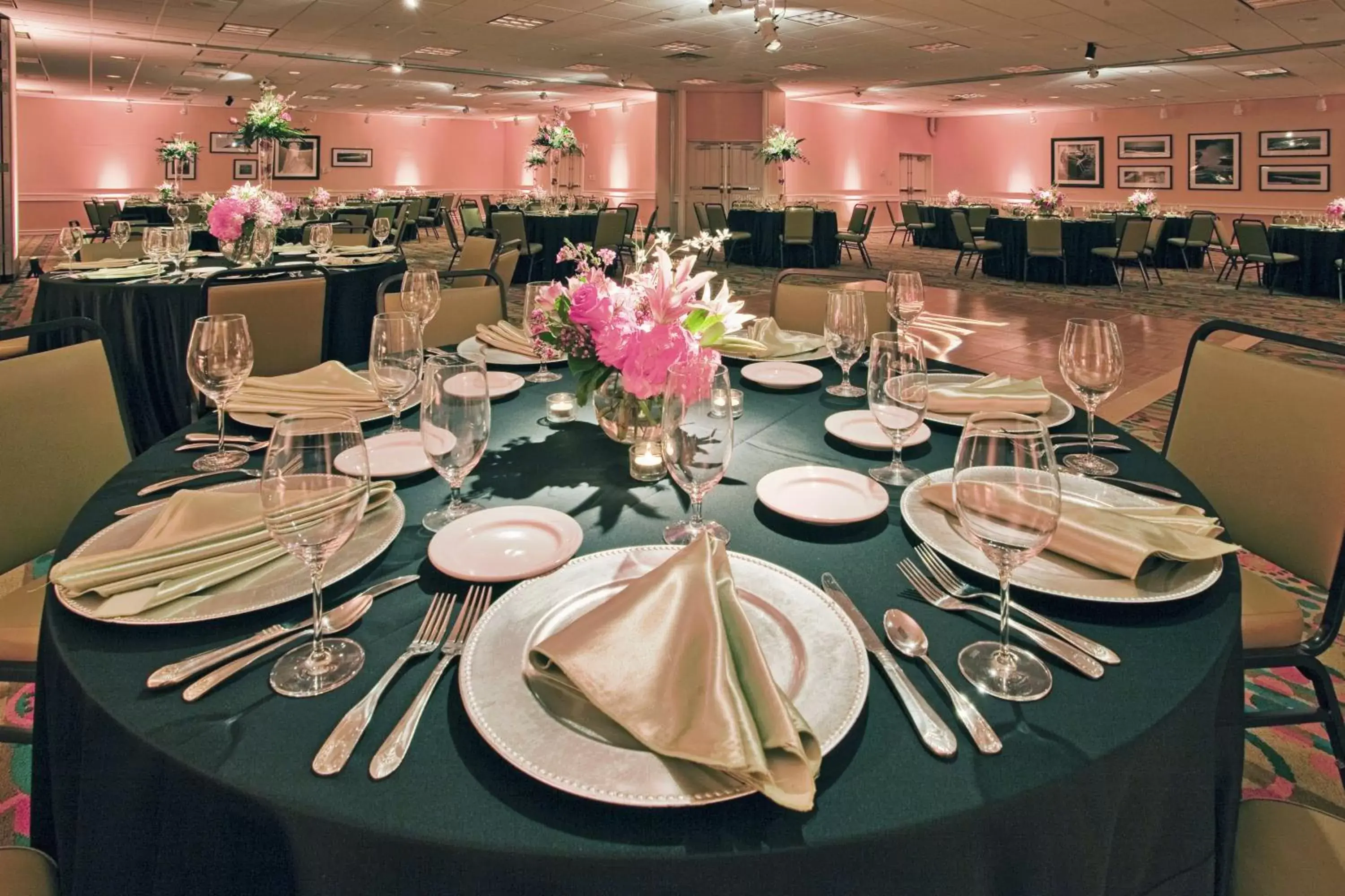 Banquet/Function facilities, Restaurant/Places to Eat in Holiday Inn & Suites Virginia Beach - North Beach, an IHG Hotel