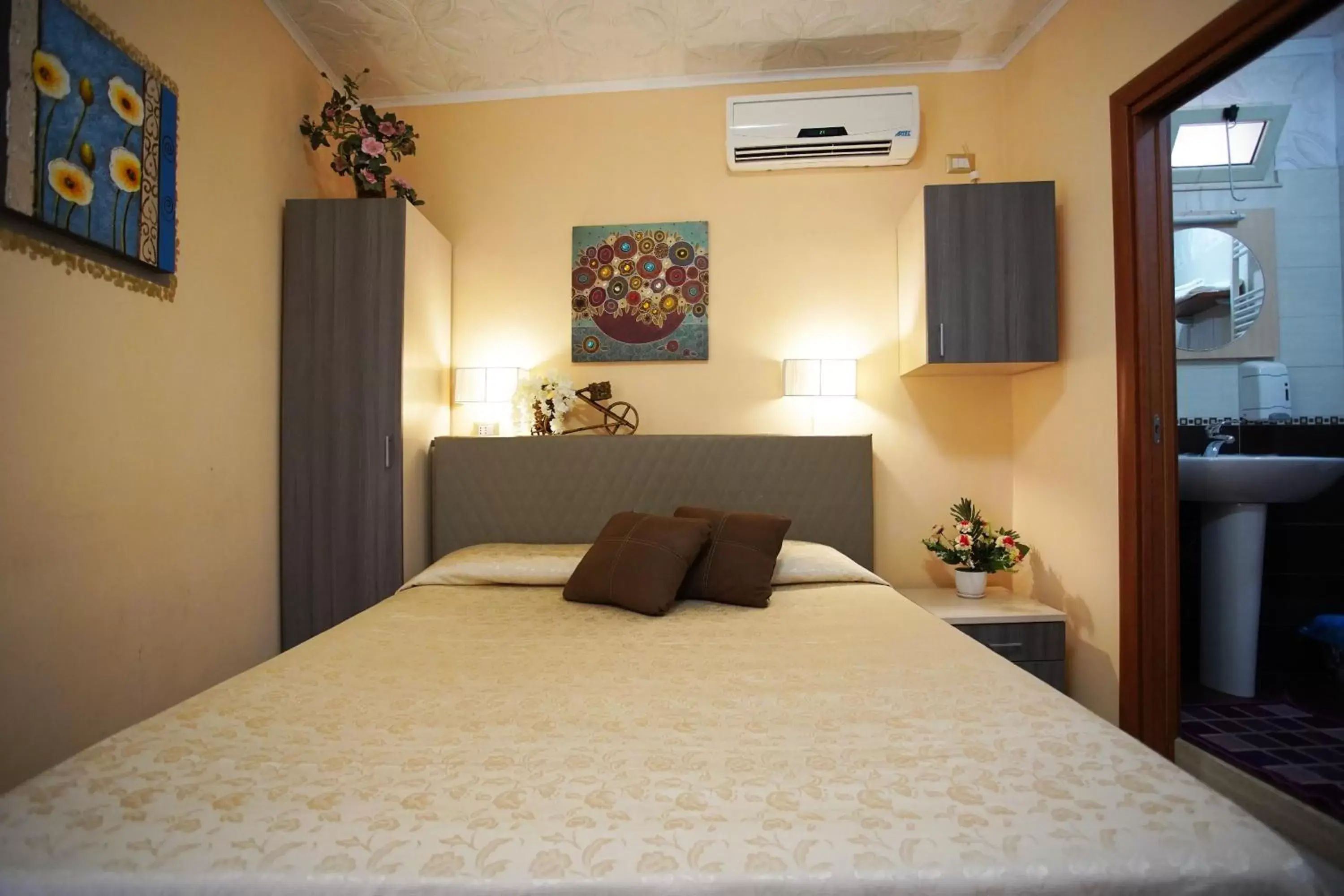 Photo of the whole room, Bed in Golden Dreams Reggio Calabria