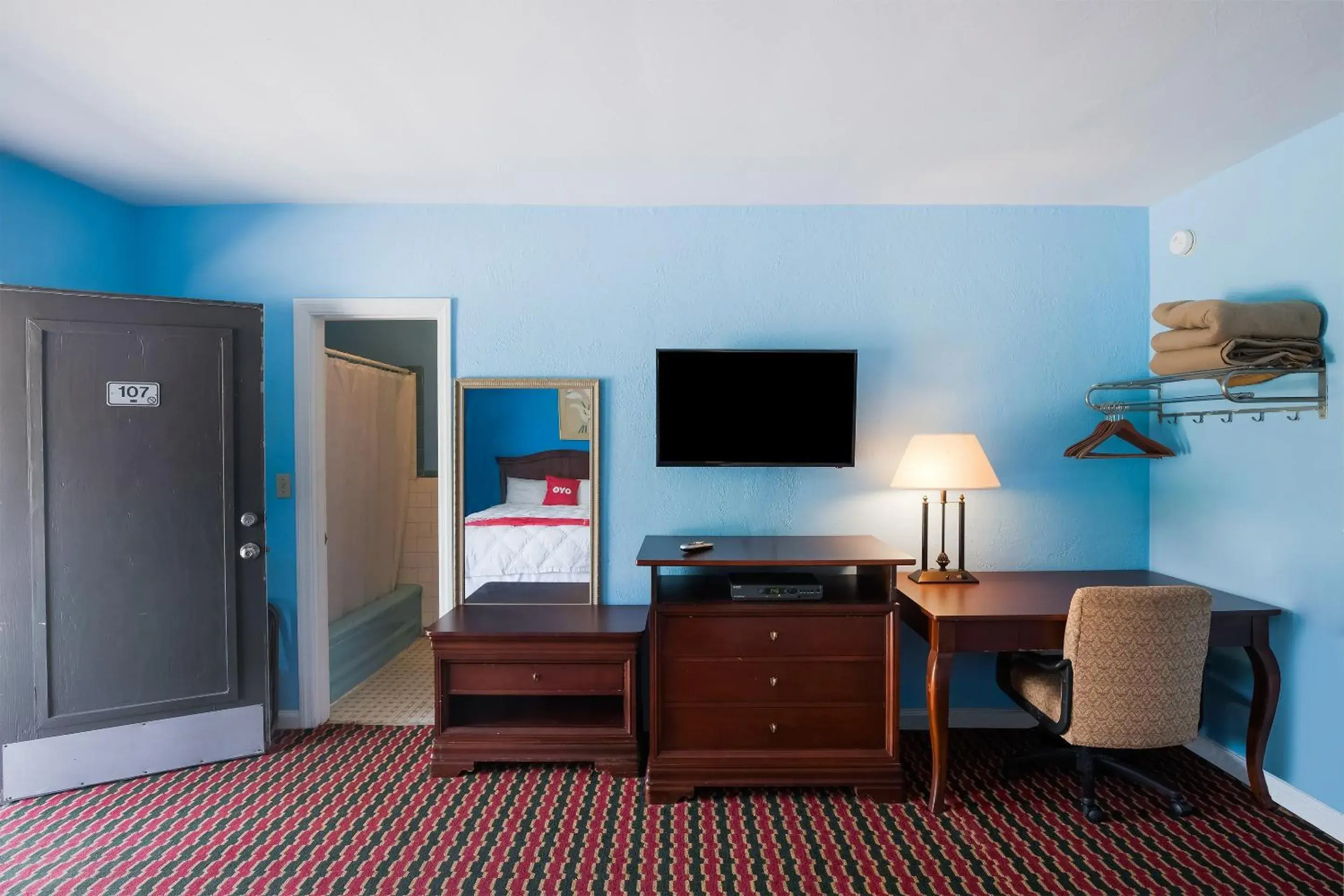Bedroom, TV/Entertainment Center in OYO Hotel Salem-Roanoke I-81