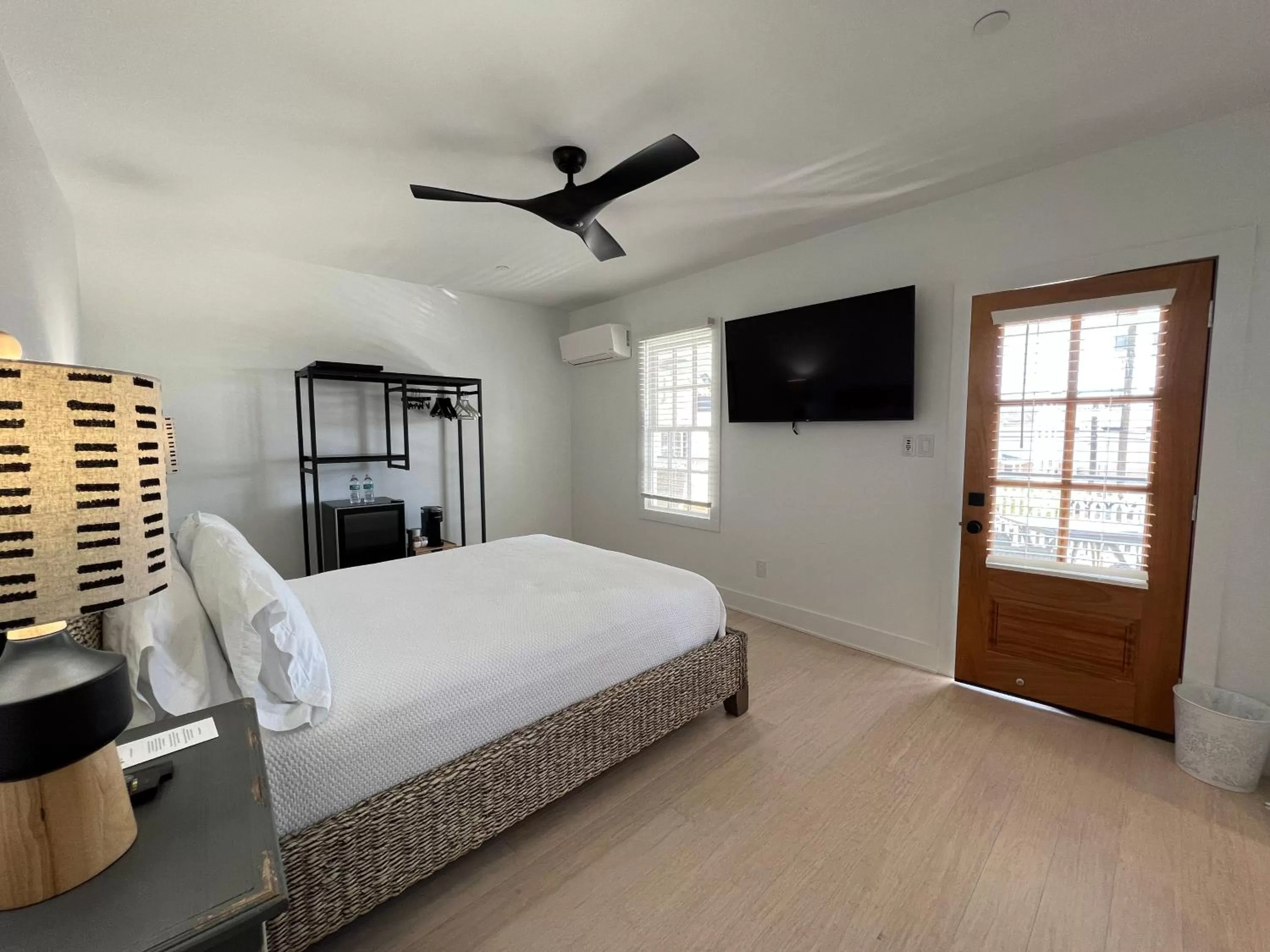 Communal lounge/ TV room, Bed in Elaine's Cape May Boutique Hotel