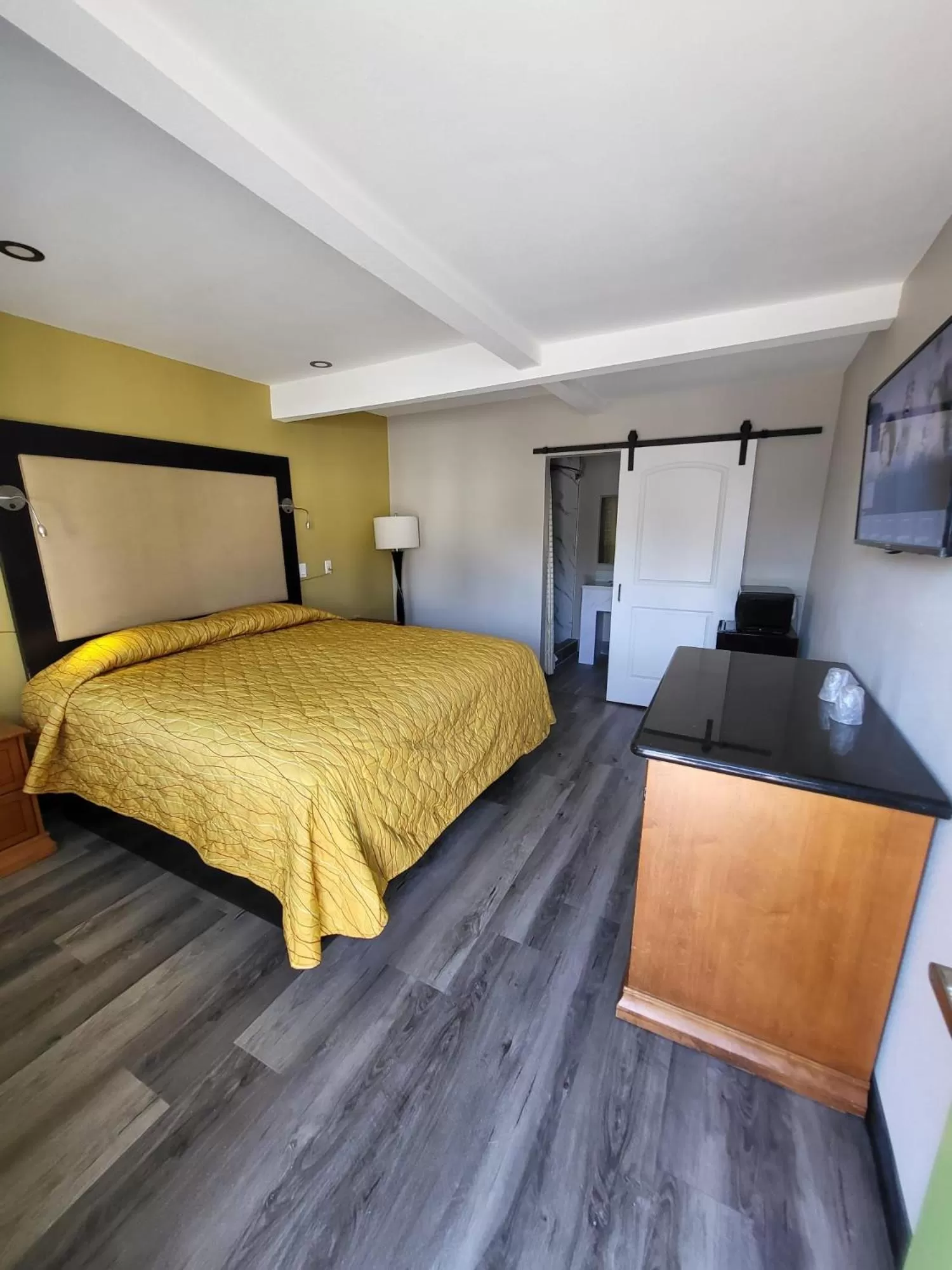 Photo of the whole room, Bed in Stadium Inn & Spas