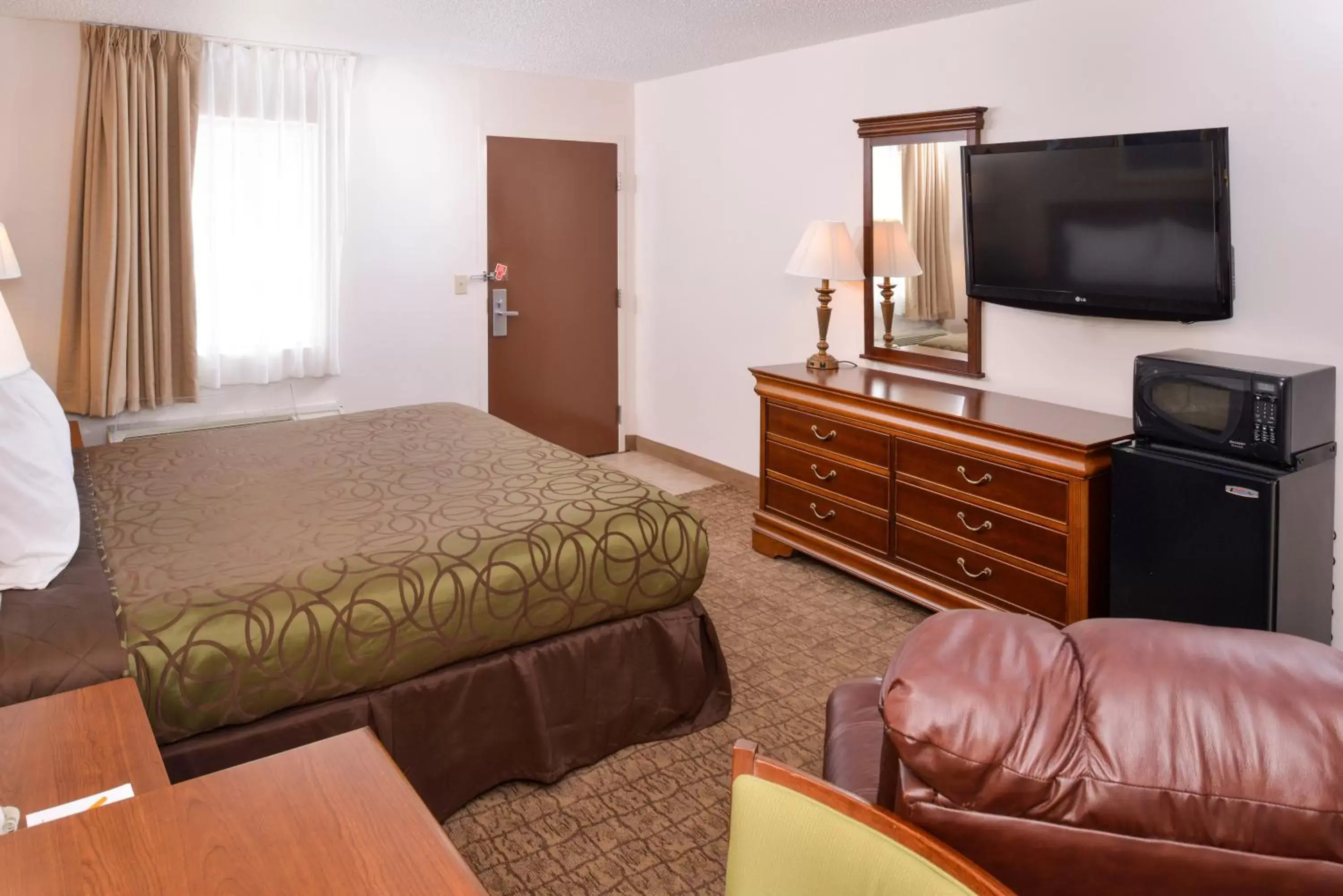 Bed in Briarwood Inn Of Geneva Bed in Briarwood Inn Of Geneva