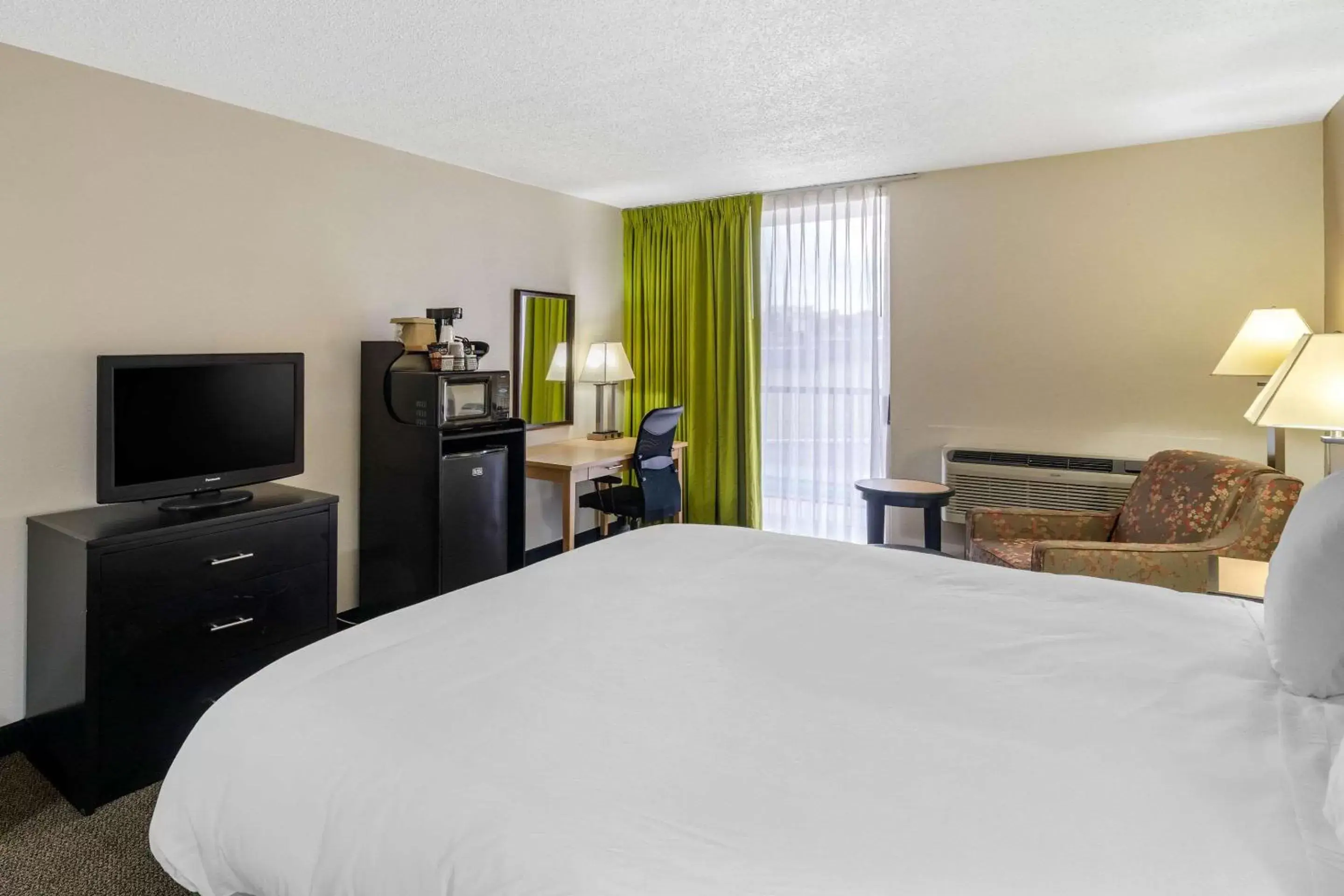 Photo of the whole room, Bed in Quality Inn Tyler - Lindale