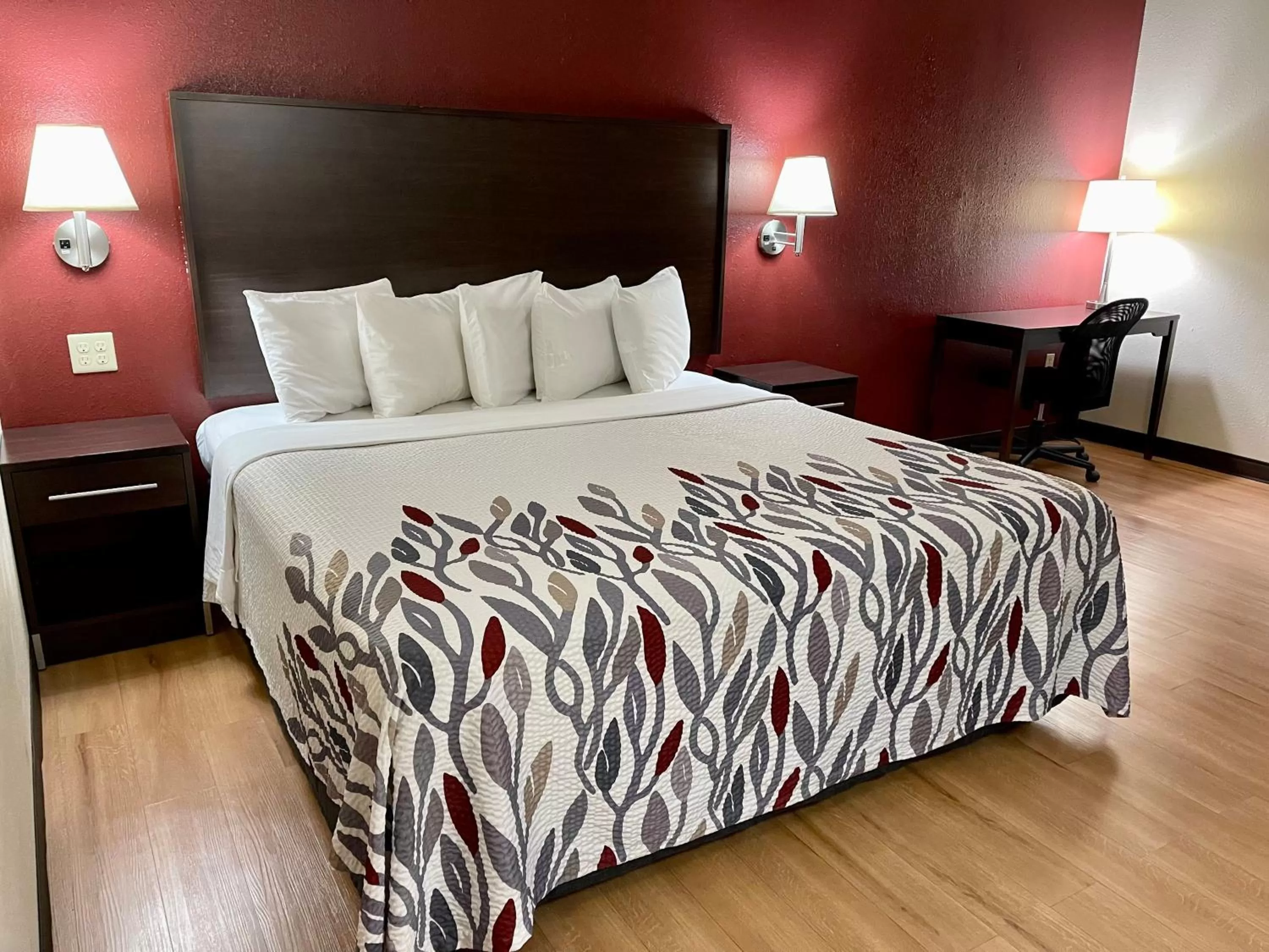 Photo of the whole room, Bed in Red Roof Inn Sandusky - Milan