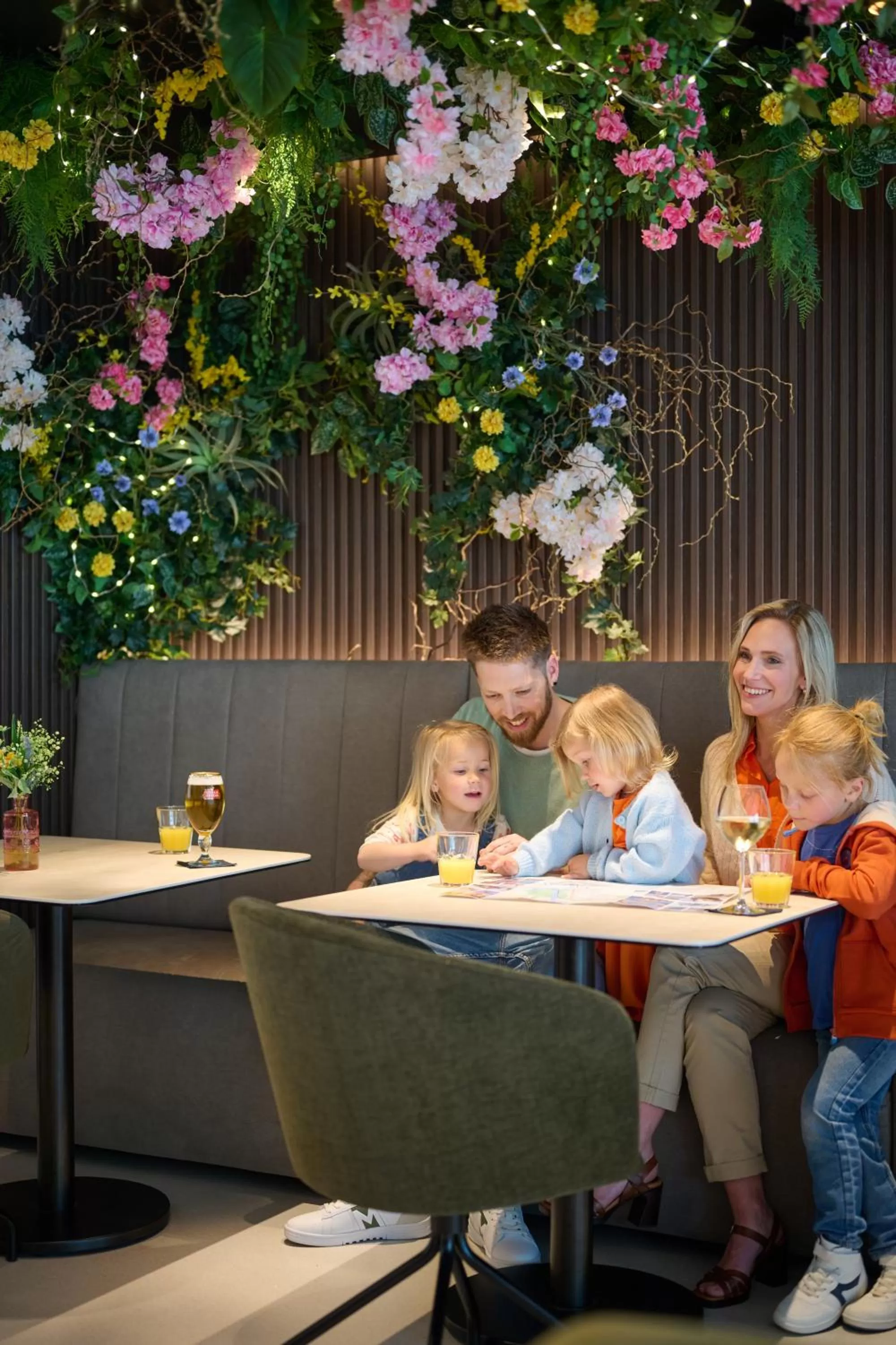 Restaurant/places to eat in The CORNR Hotel