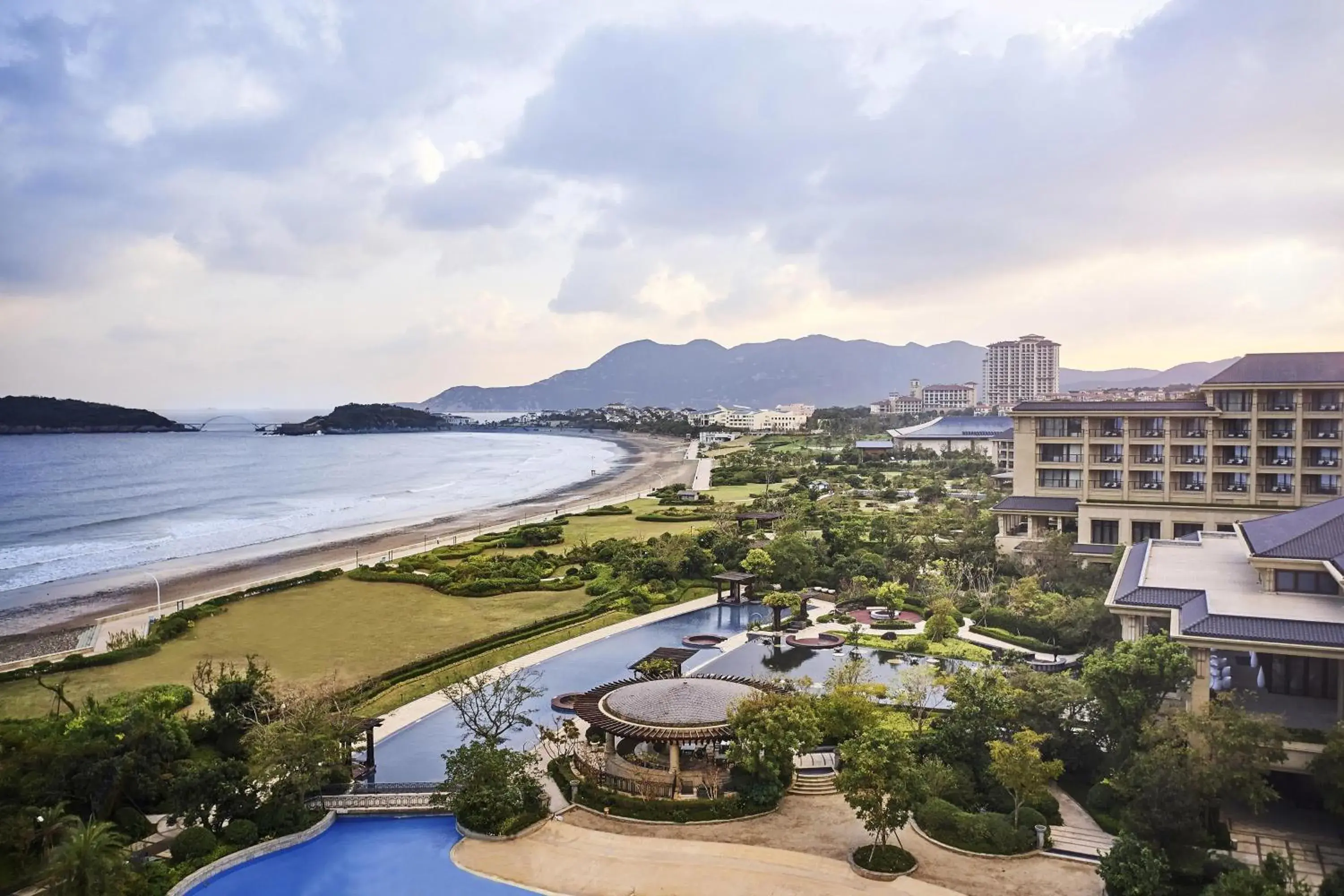 Photo of the whole room, Pool View in The Westin Zhujiajian Resort, Zhoushan