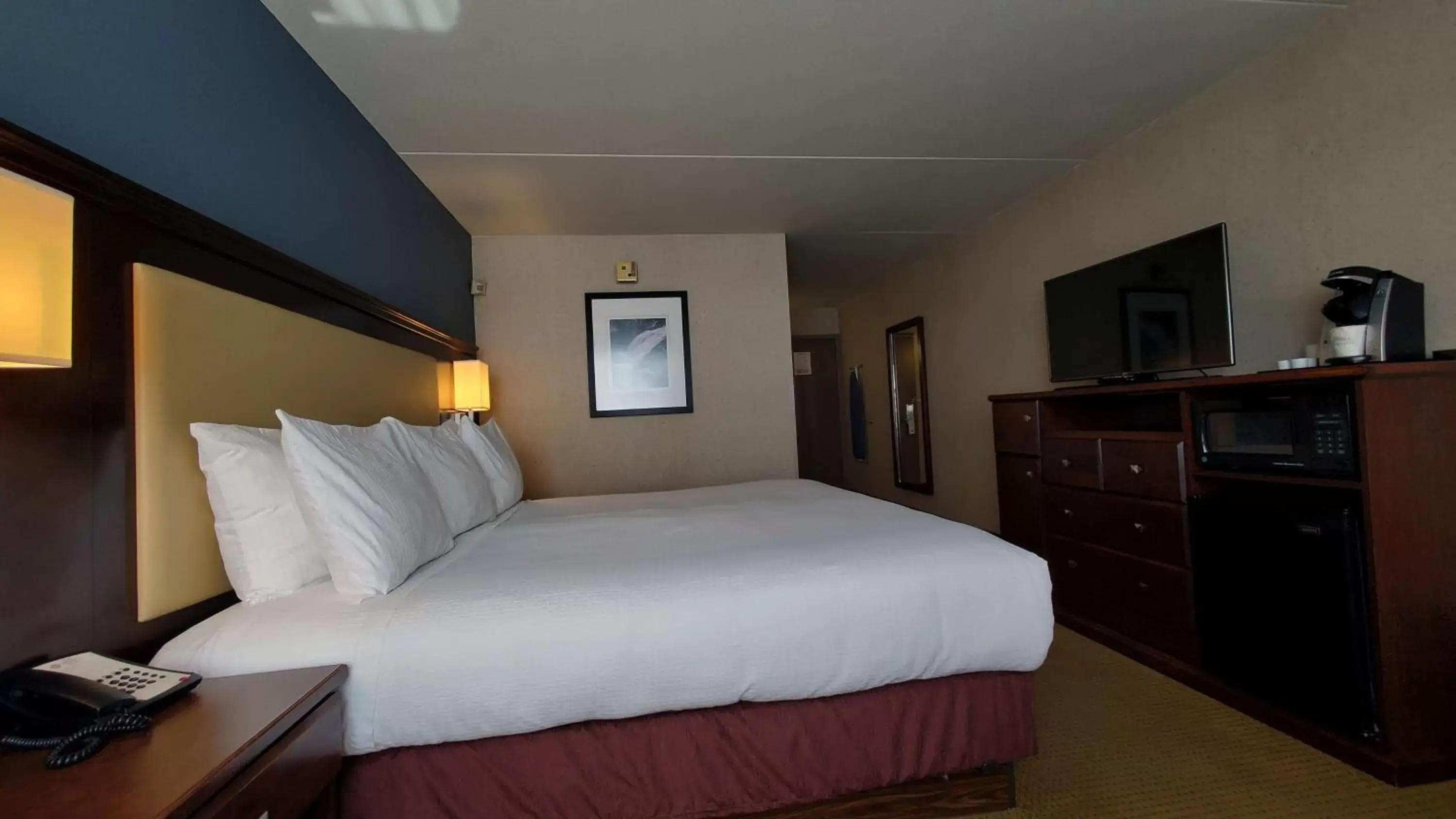 Photo of the whole room, Bed in Best Western Plus Coeur d'Alene Inn