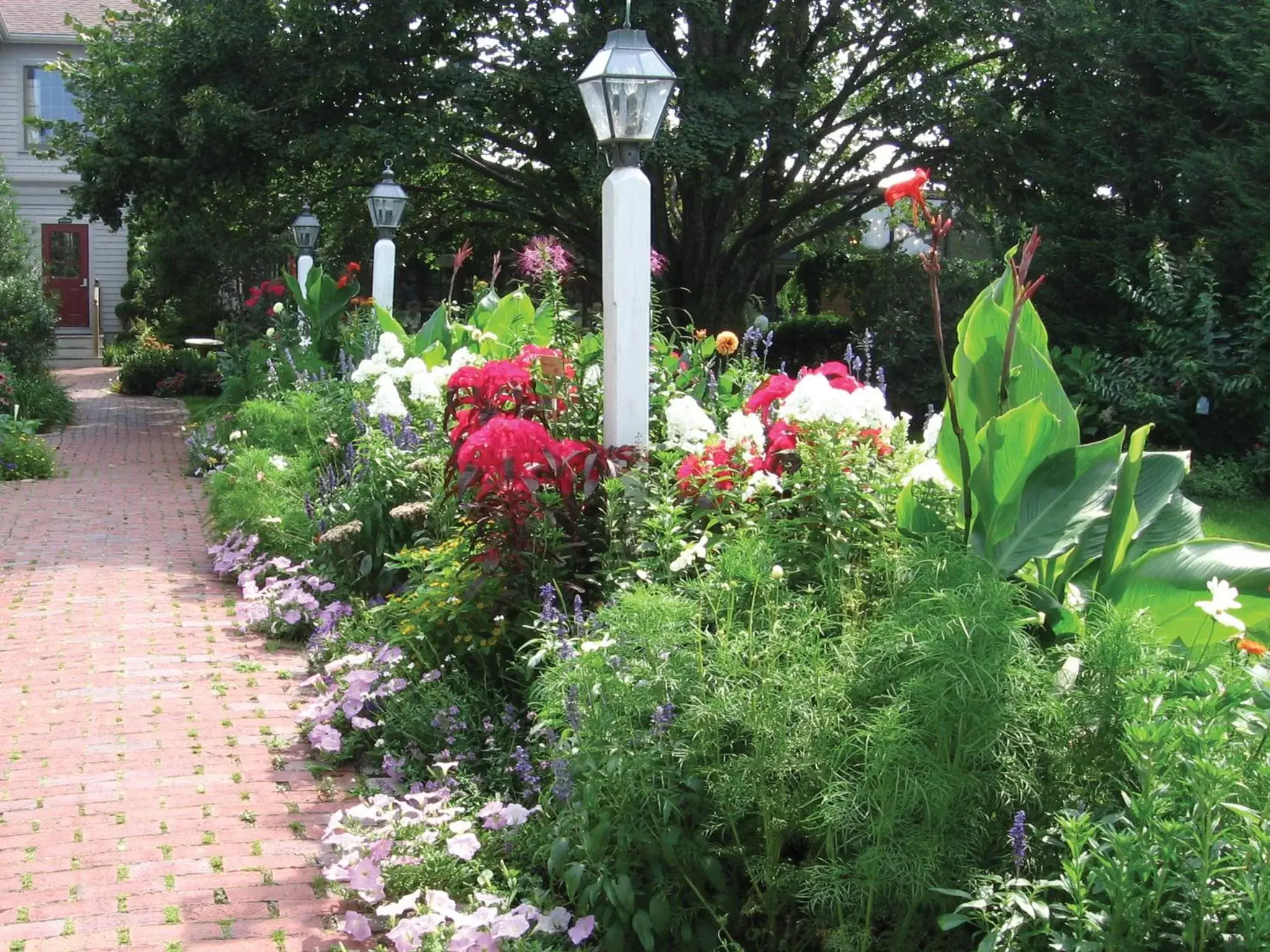 Day, Garden in Dan'l Webster Inn and Spa