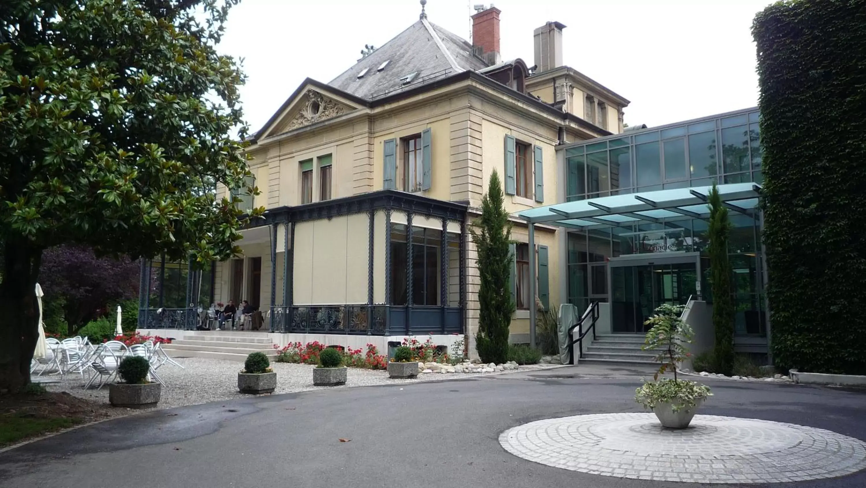 Facade/entrance, Property Building in Le Cénacle