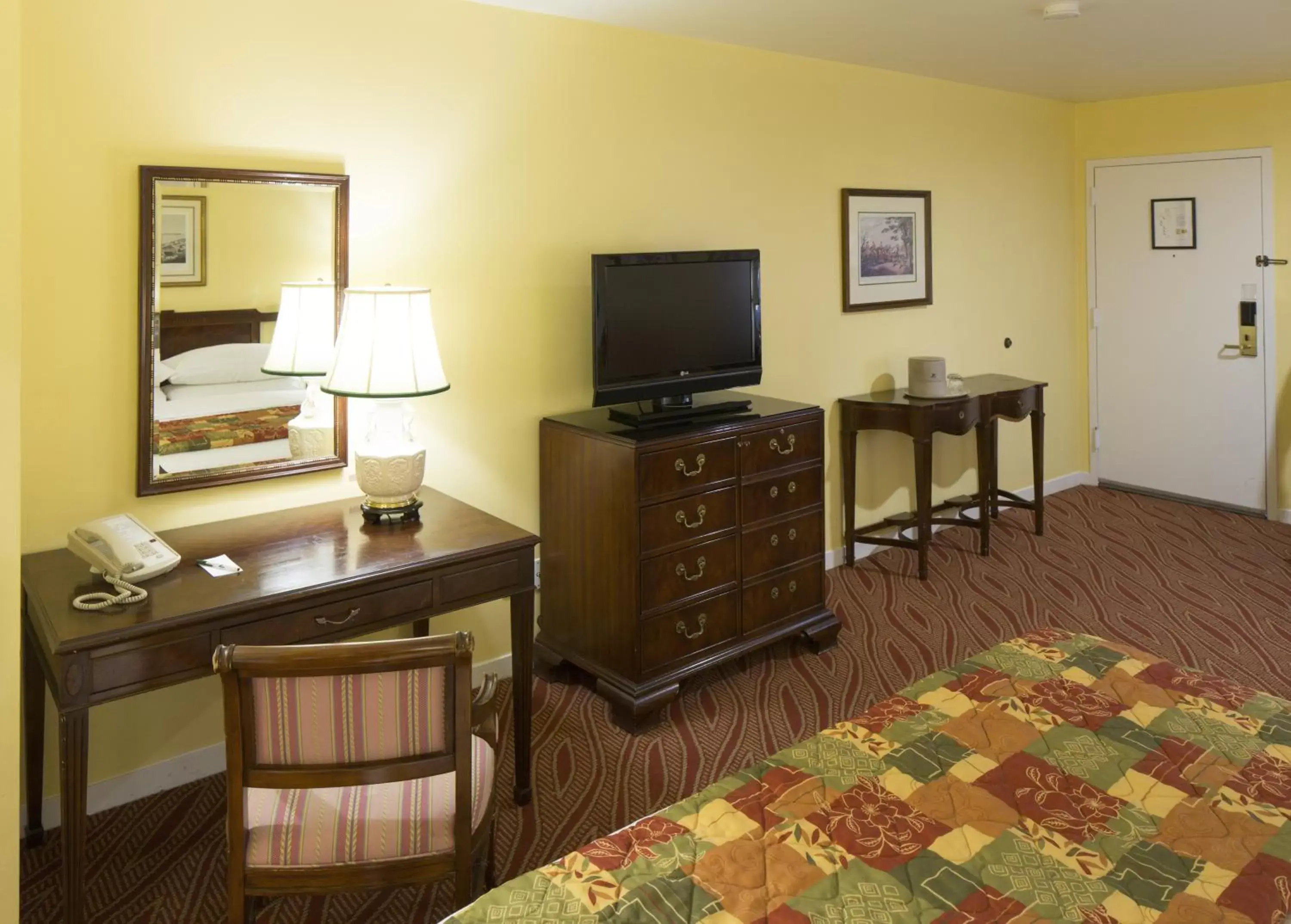 Bedroom, TV/Entertainment Center in Campbell Inn Hotel