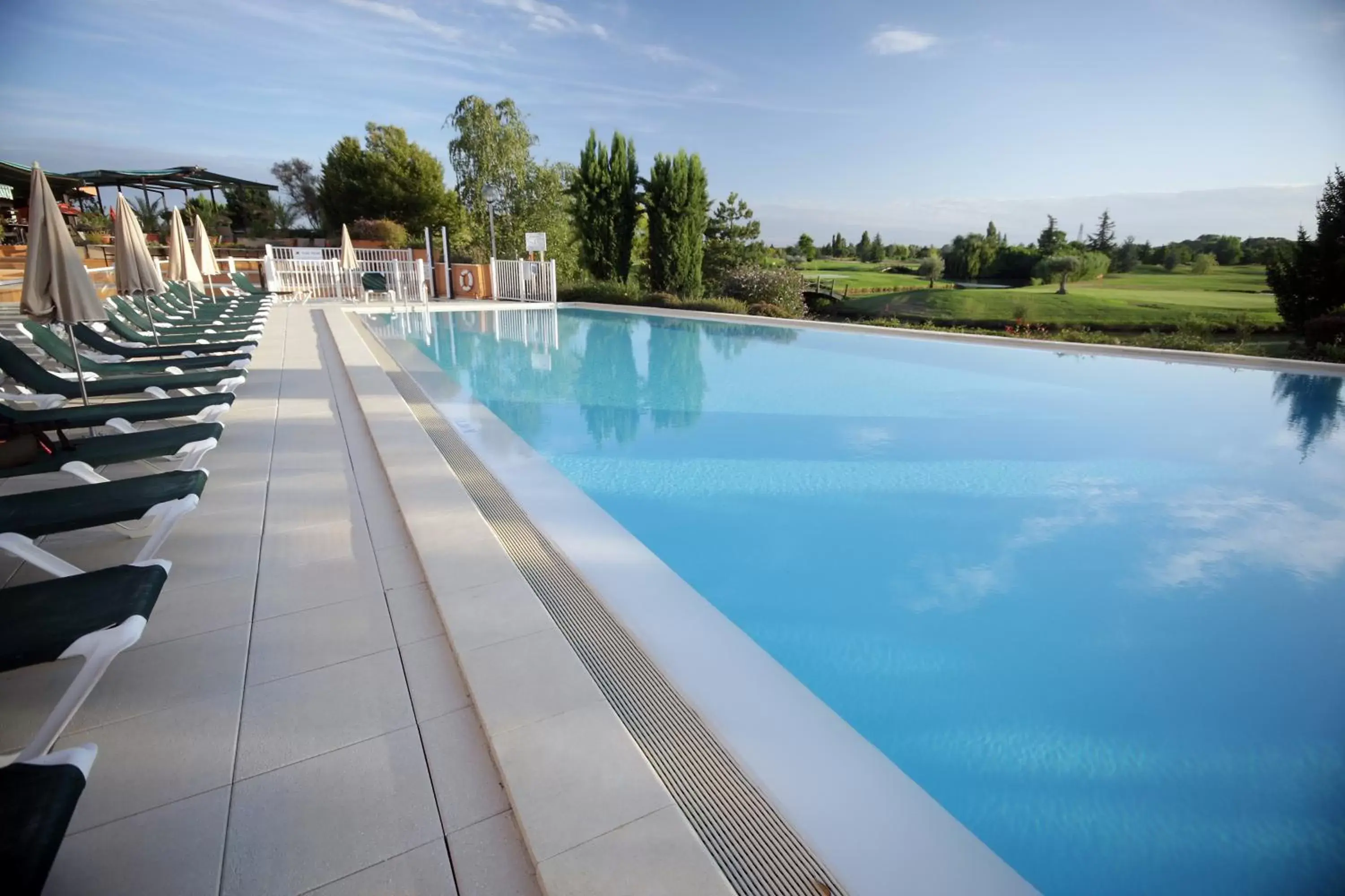 Swimming Pool in Mercure Toulouse Aéroport Golf de Seilh