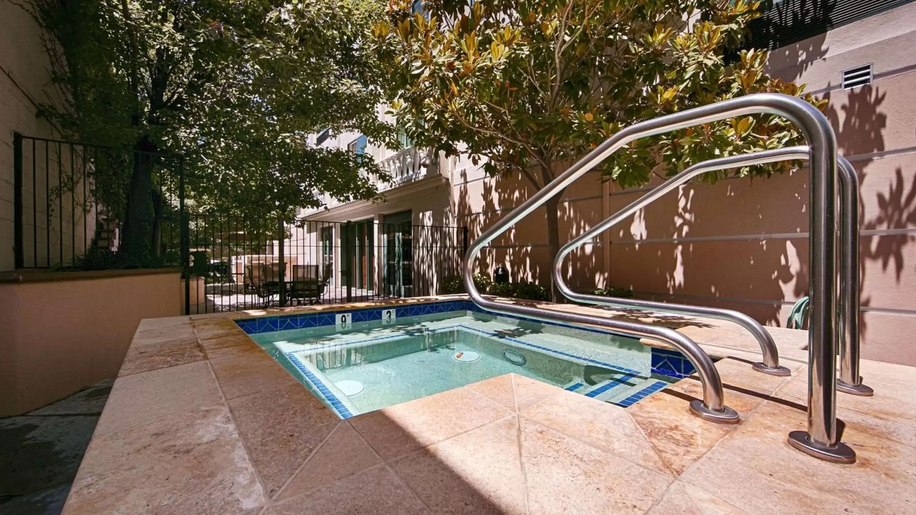 Activities, Swimming Pool in Best Western Coyote Point Inn