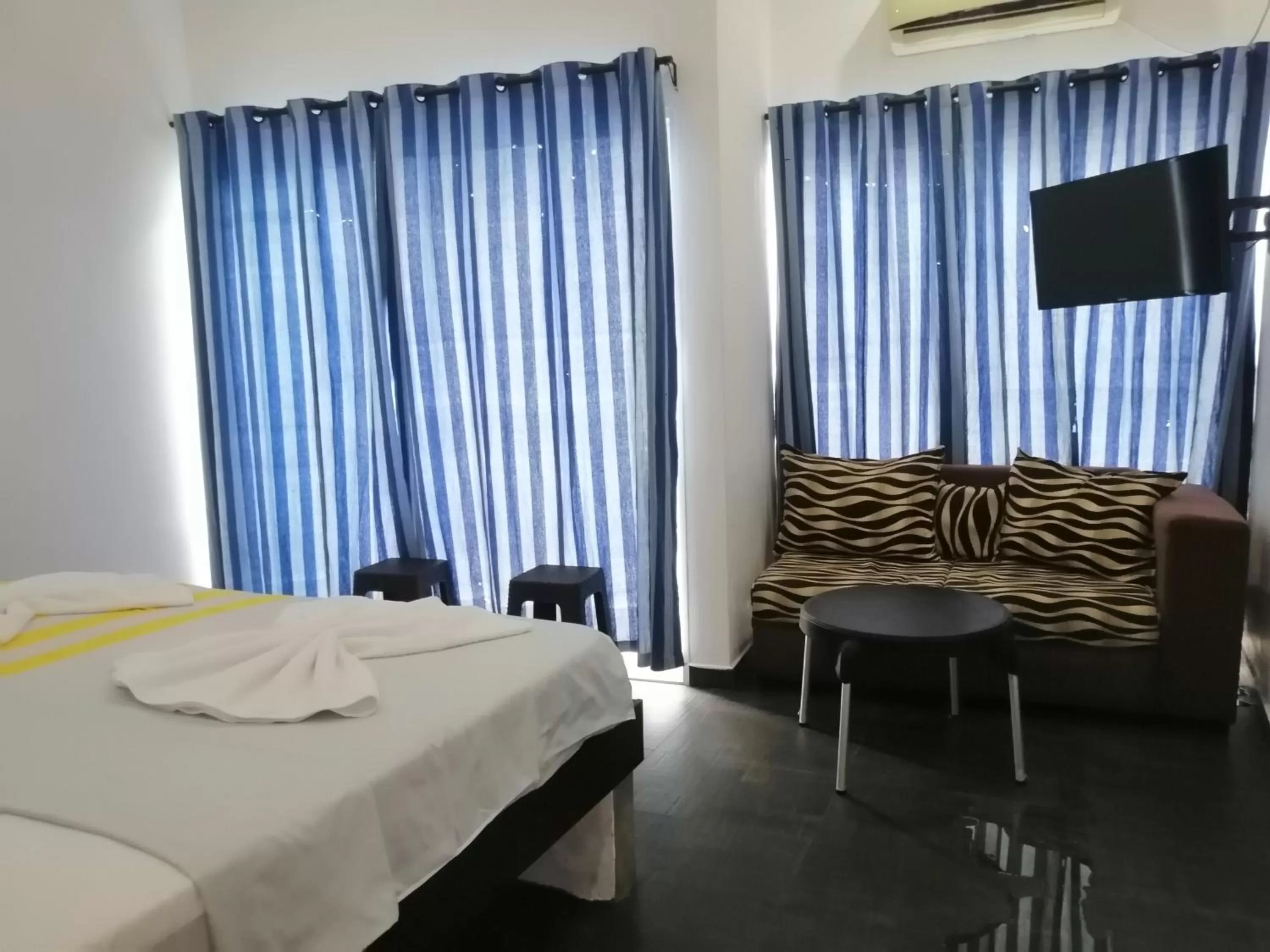 Bed in Le Petit Hotel & Restaurant