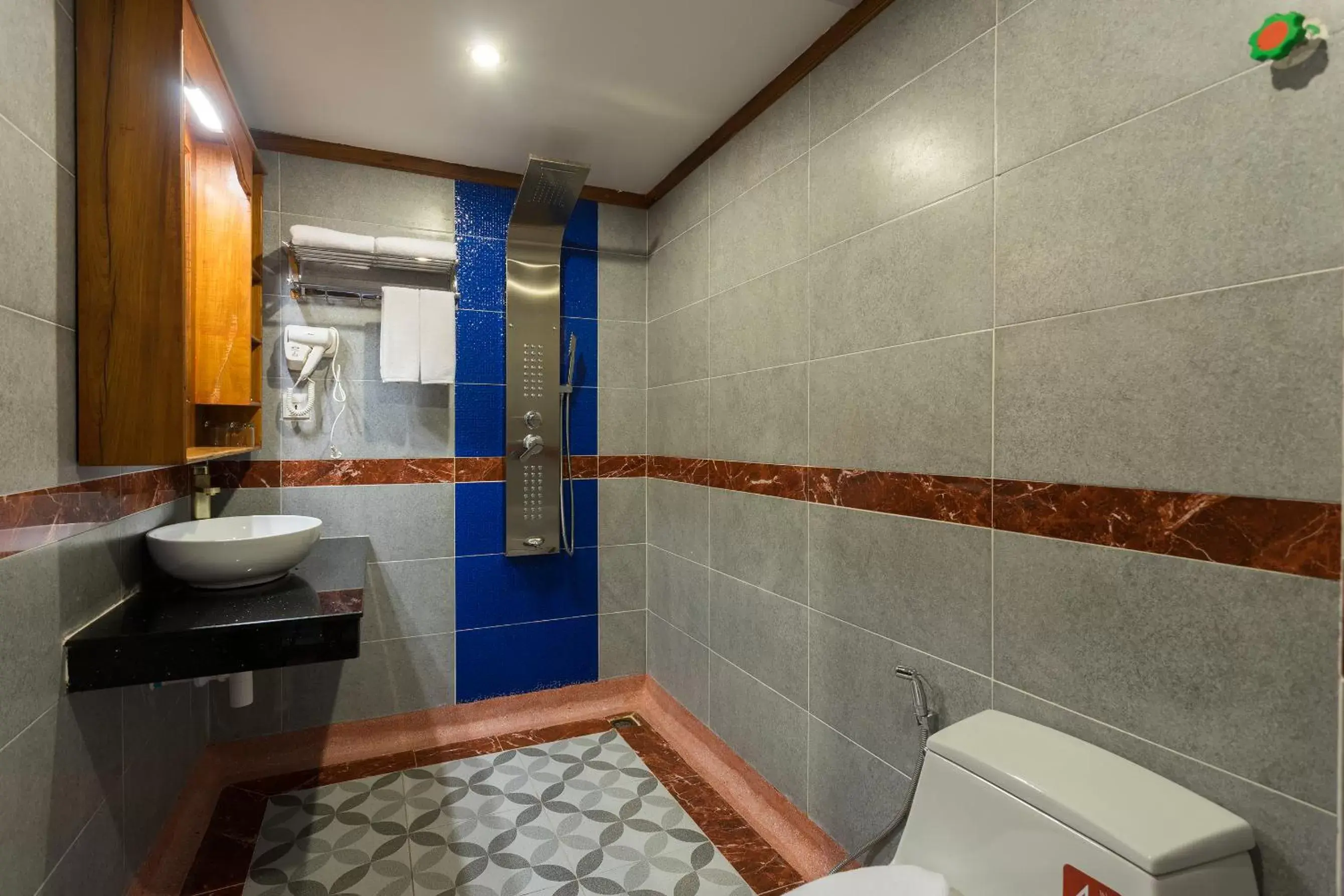 Shower, Bathroom in Okay Palace Hotel
