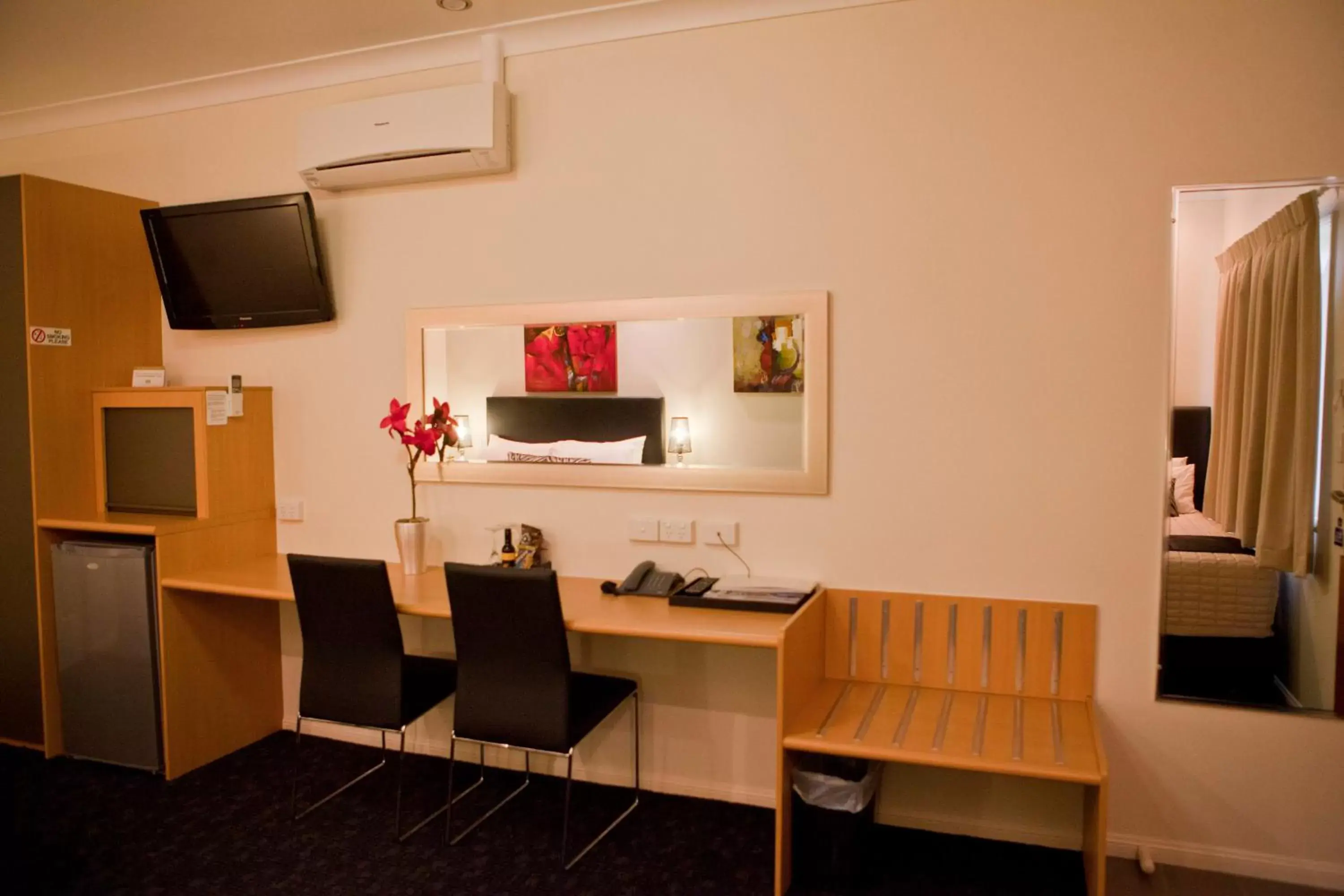 Seating area, TV/Entertainment Center in Best Western Ascot Lodge Motor Inn