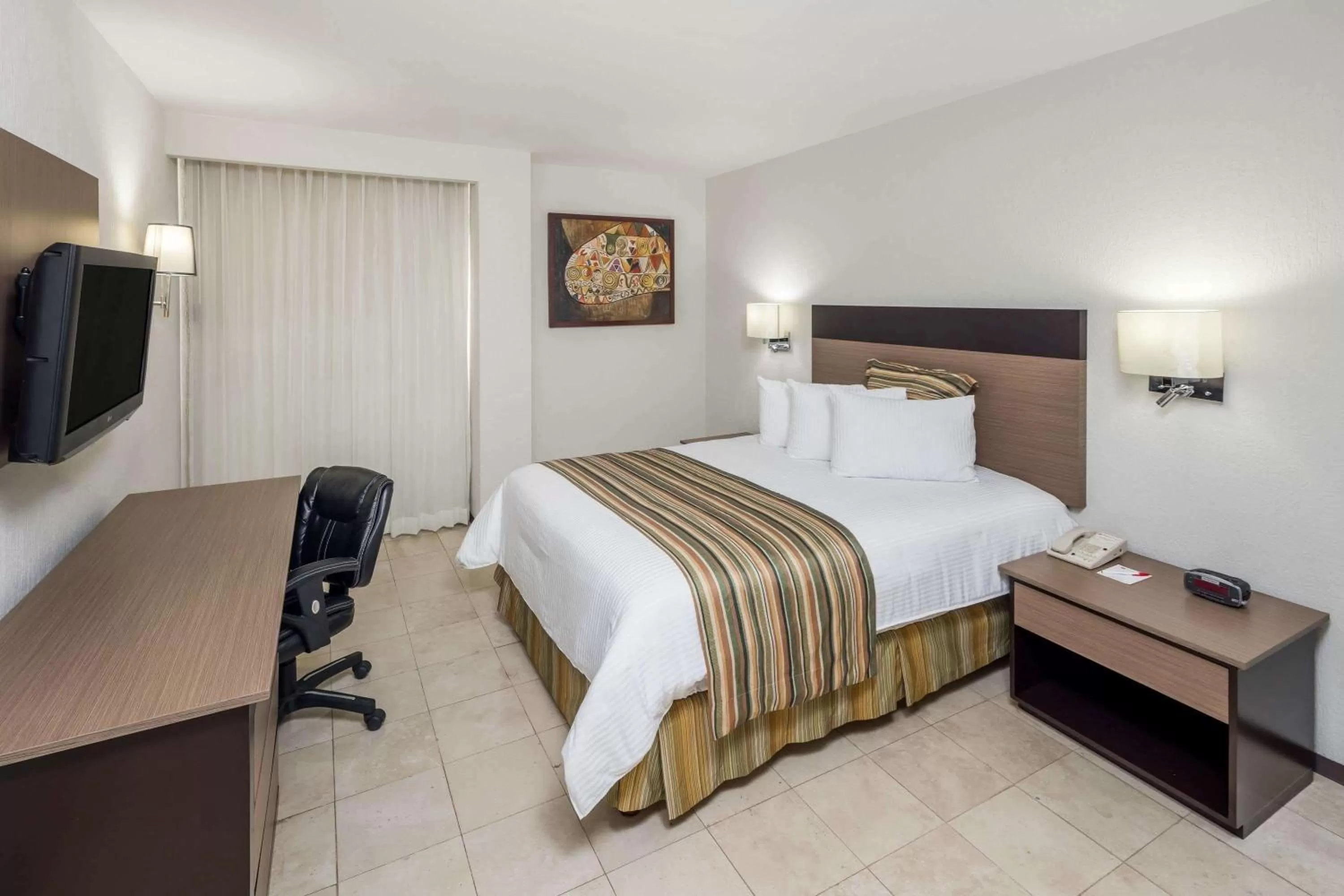 Photo of the whole room, Bed in Ramada Hola Culiacan