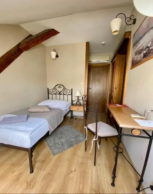 Bed in Hotel Via Ironia