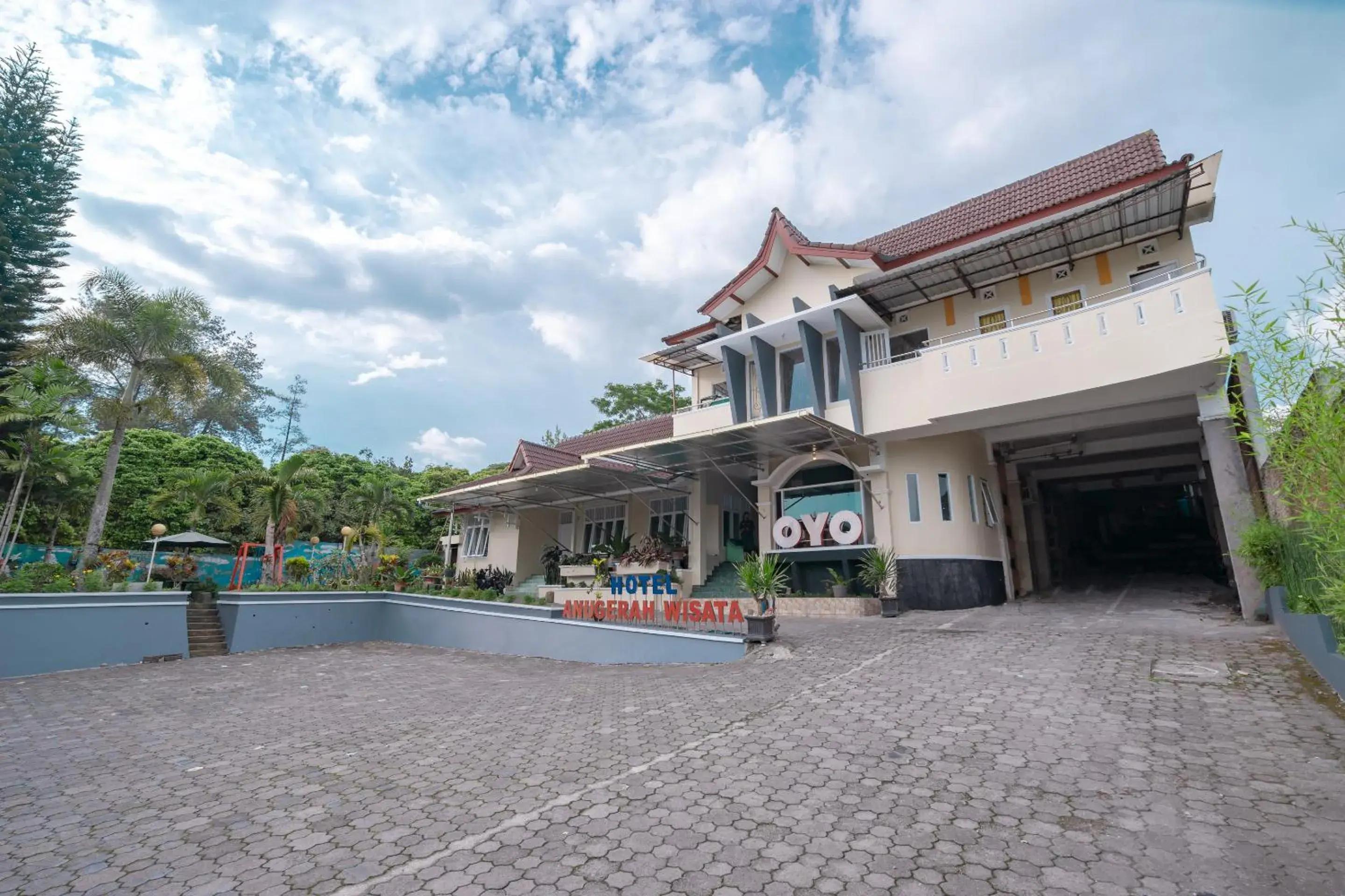 Facade/entrance, Property Building in OYO 1962 Anugerah Wisata Hotel
