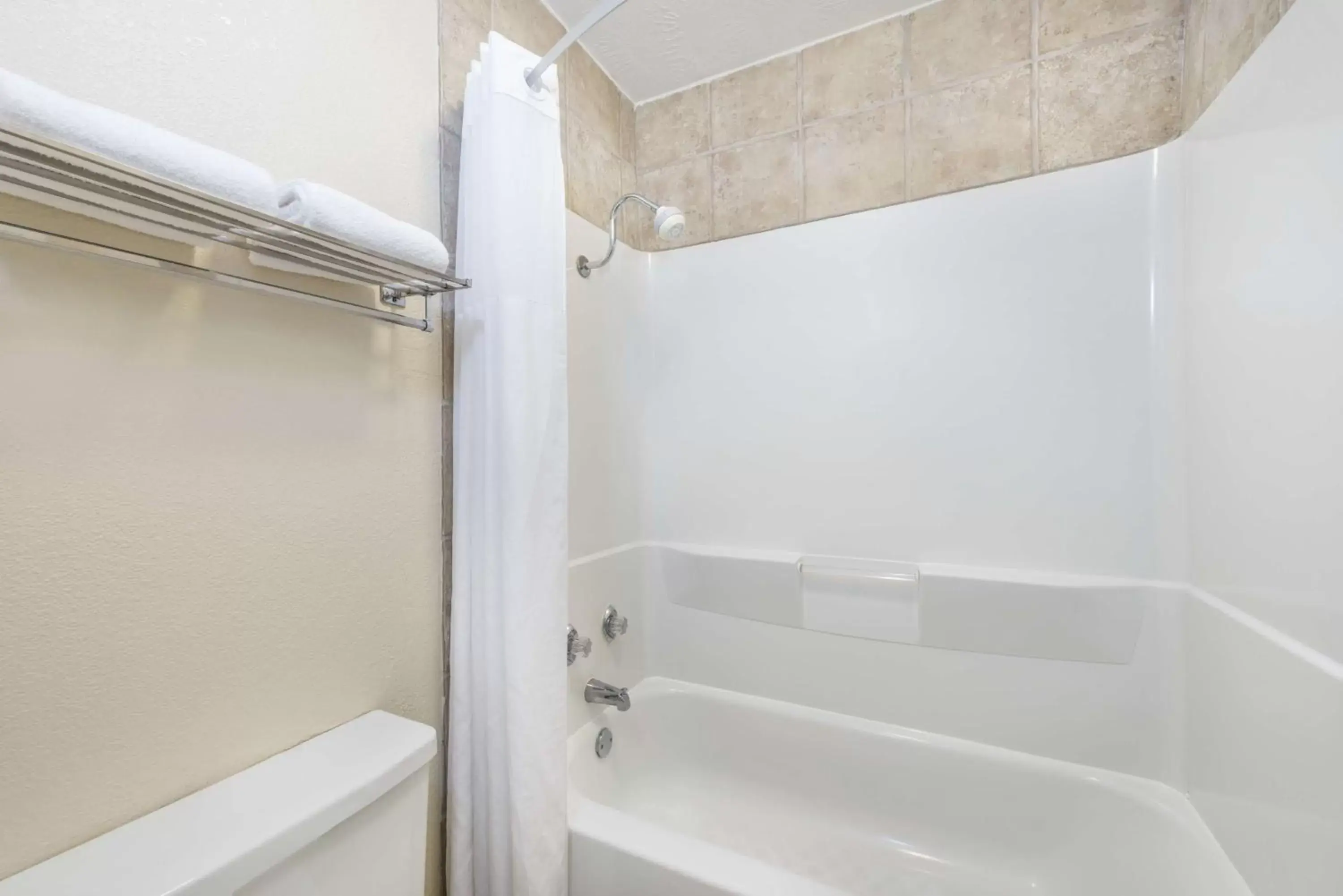 Queen Room with Bath Tub - Mobility/Hearing Accessible - Non-Smoking in Days Inn by Wyndham Bryan College Station Queen Room with Bath Tub - Mobility/Hearing Accessible - Non-Smoking in Days Inn by Wyndham Bryan College Station