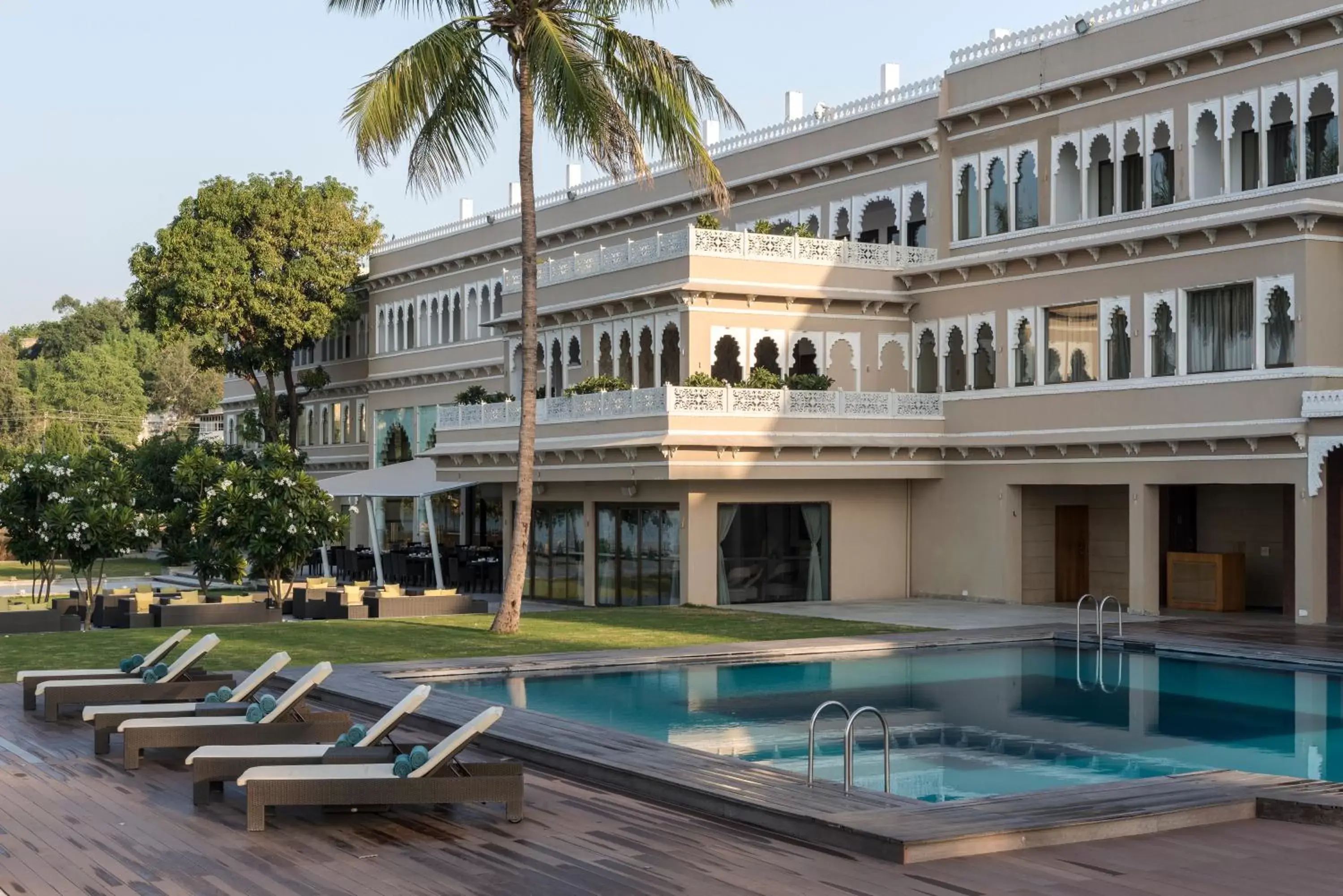 Swimming pool, Property Building in Hotel Lakend