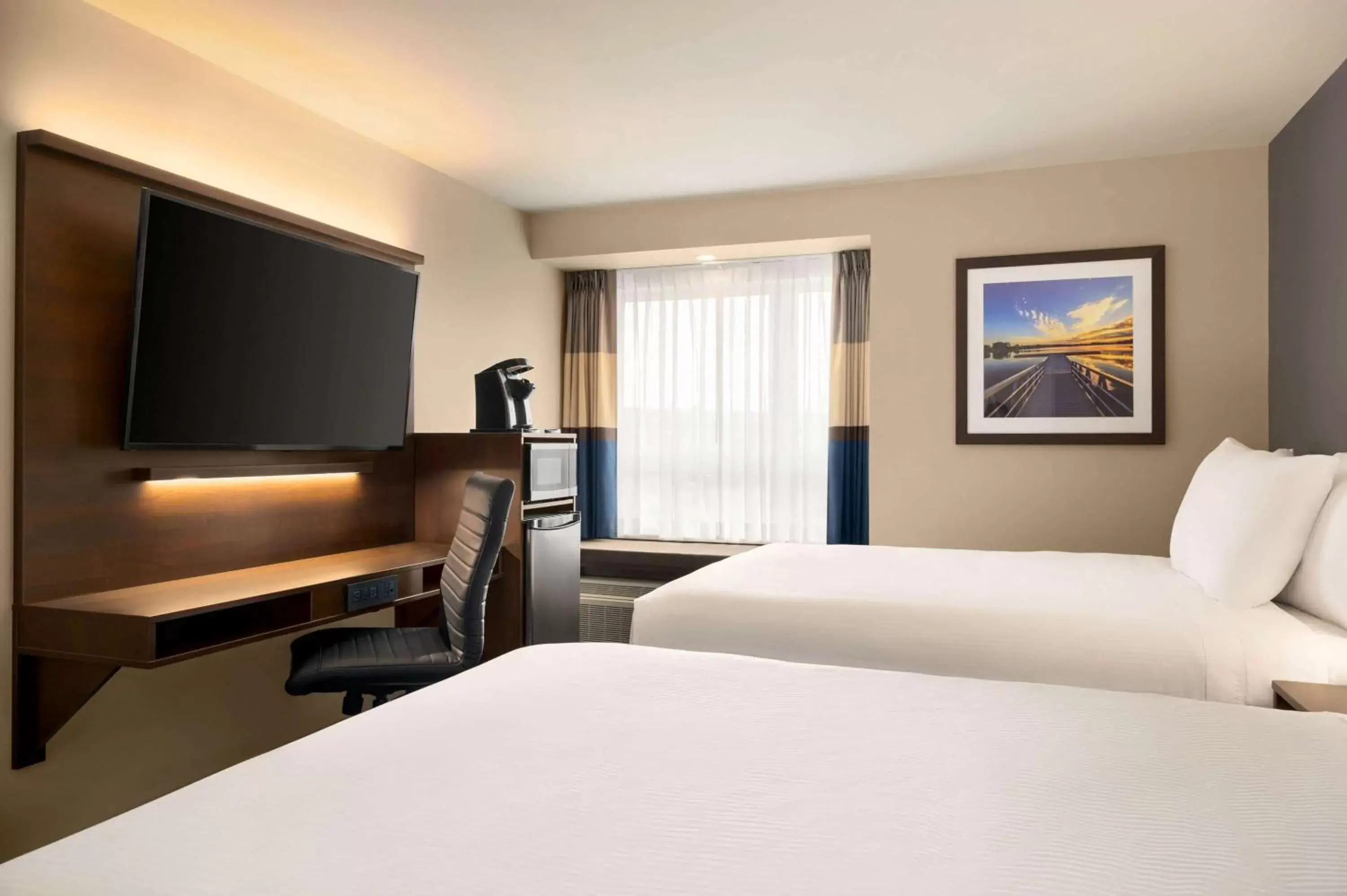 TV and multimedia, Bed in Microtel Inn & Suites by Wyndham Aurora TV and multimedia, Bed in Microtel Inn & Suites by Wyndham Aurora