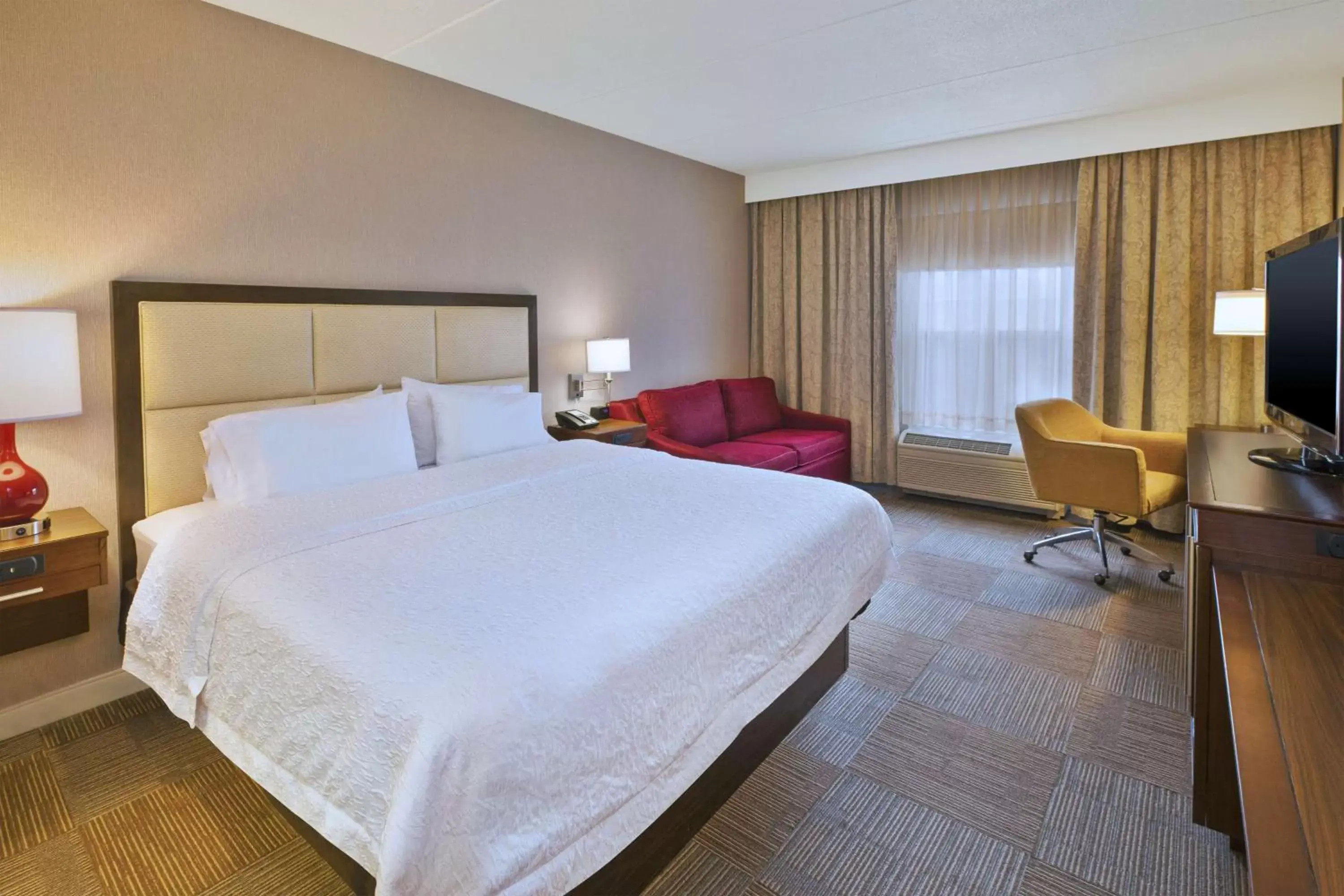 Bed in Hampton Inn & Suites Providence-Warwick Airport Bed in Hampton Inn & Suites Providence-Warwick Airport