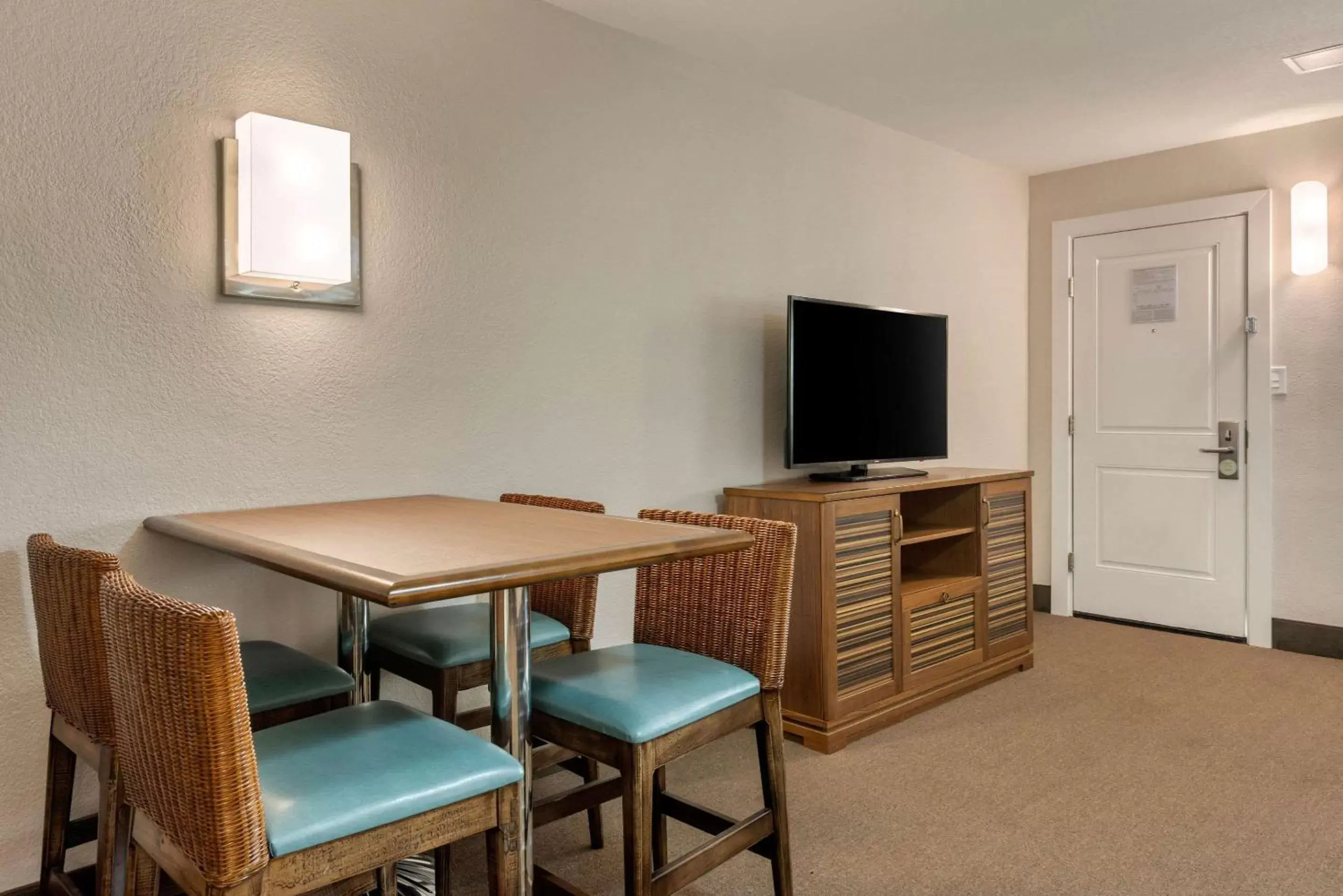 Photo of the whole room, TV/Entertainment Center in Seafarer Inn & Suites, Ascend Hotel Collection