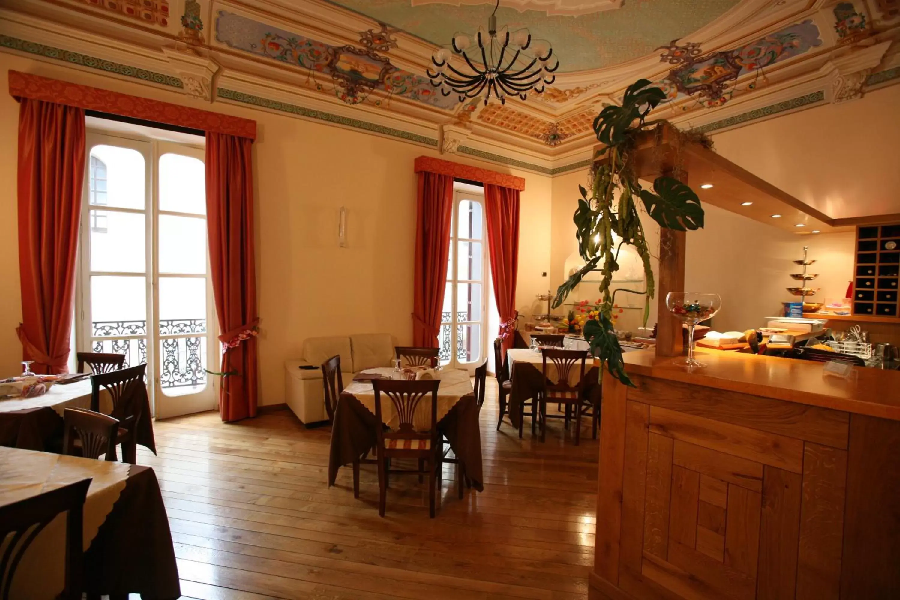 Restaurant/Places to Eat in Hotel Medici
