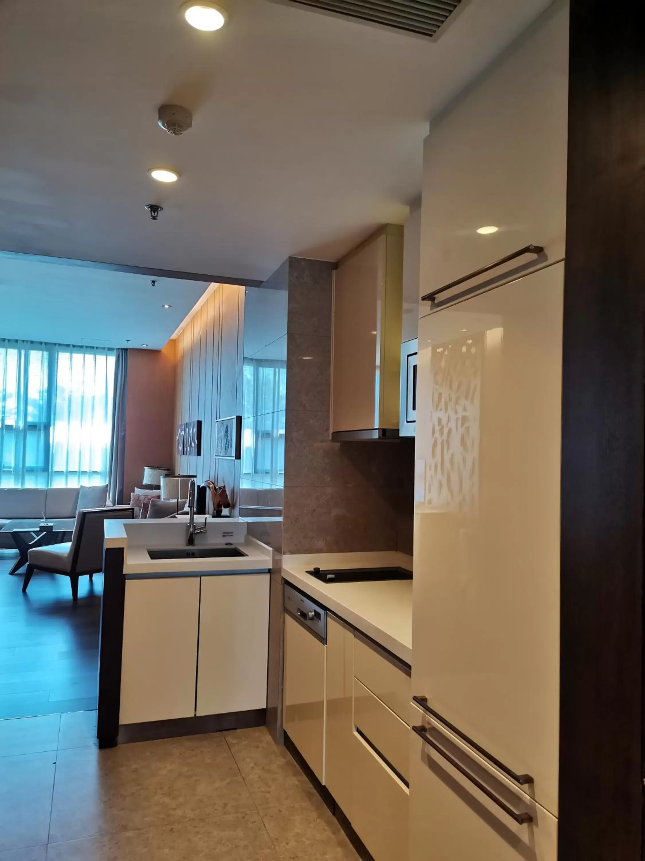 Kitchen or kitchenette, Kitchen/Kitchenette in The OCT Harbour, Shenzhen - Marriott Executive Apartments