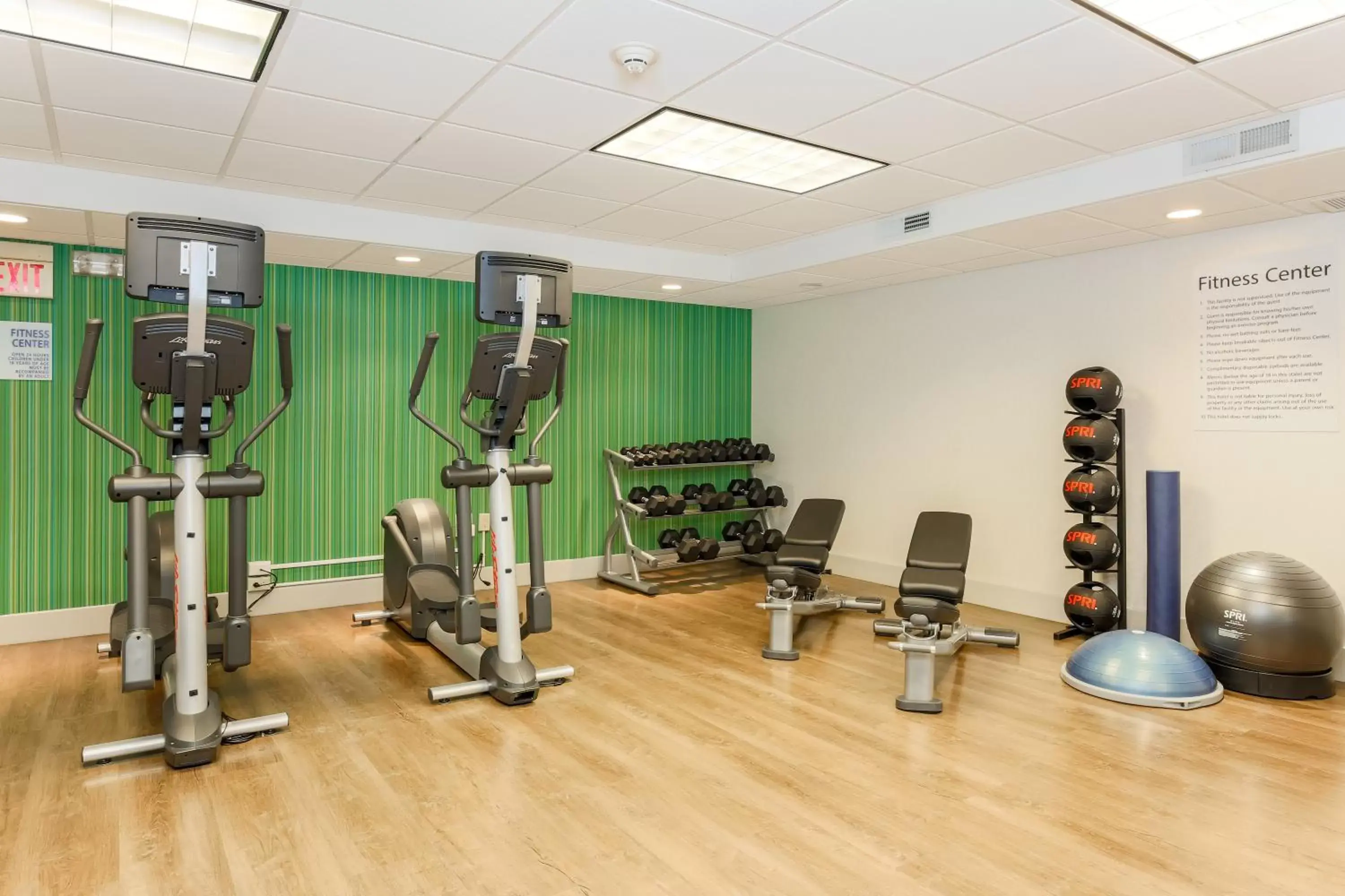 Spa and wellness centre/facilities, Fitness Center/Facilities in Holiday Inn Express Milwaukee - West Medical Center, an IHG Hotel