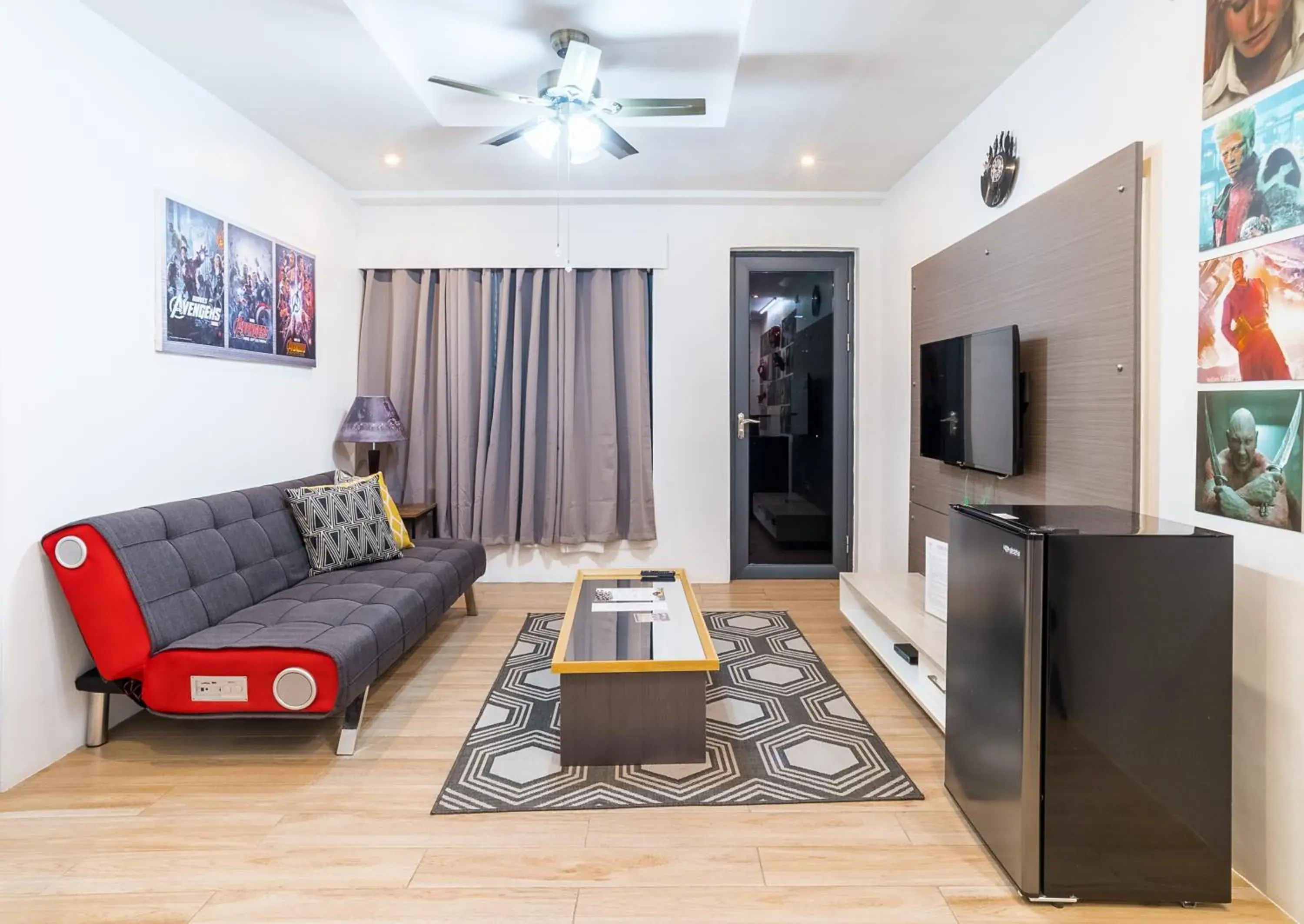 Living room, Seating Area in Heroes Hotel