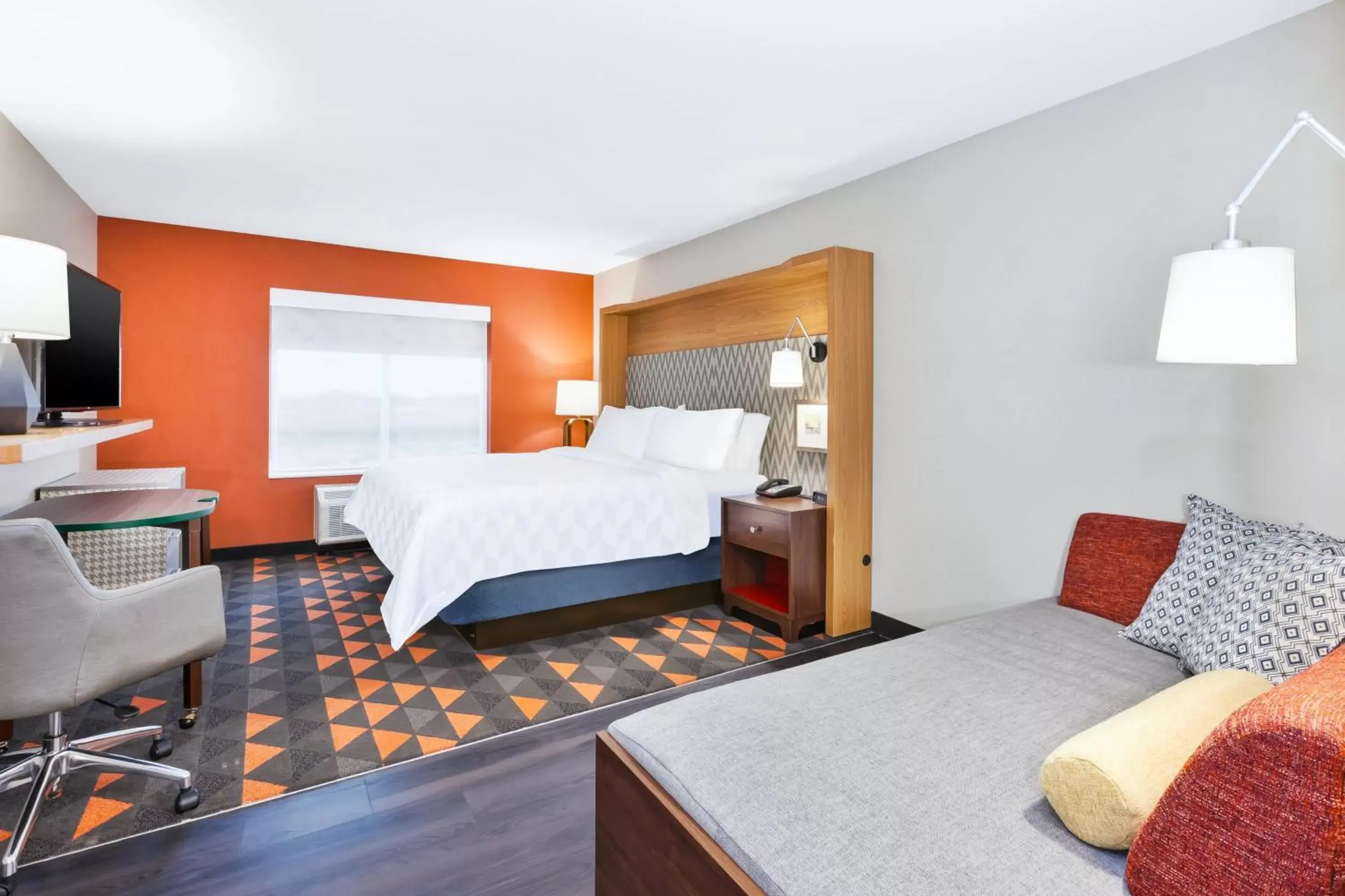 Photo of the whole room, Bed in Holiday Inn & Suites - Toledo Southwest - Perrysburg, an IHG Hotel