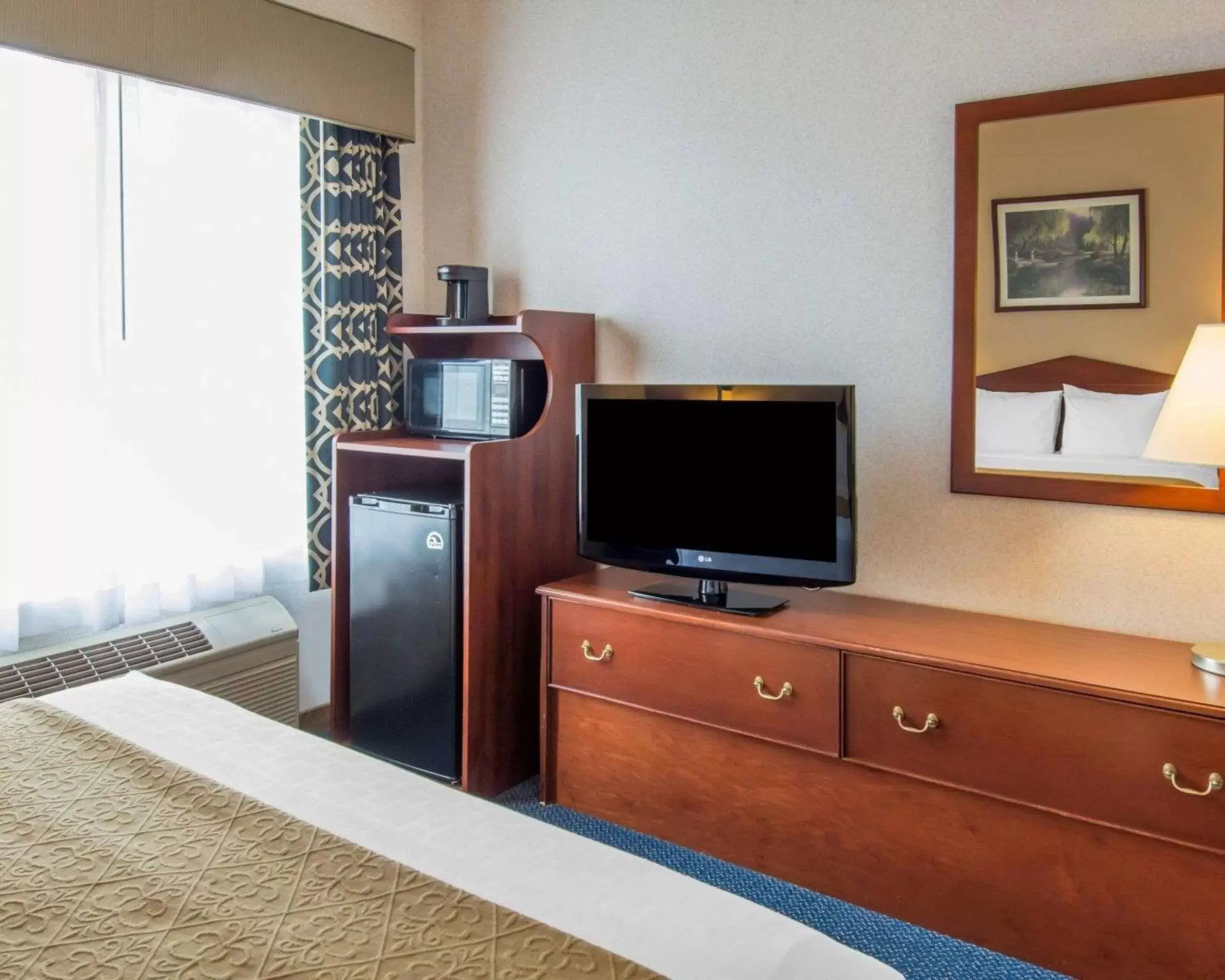 Photo of the whole room, TV/Entertainment Center in Quality Inn & Suites of Liberty Lake