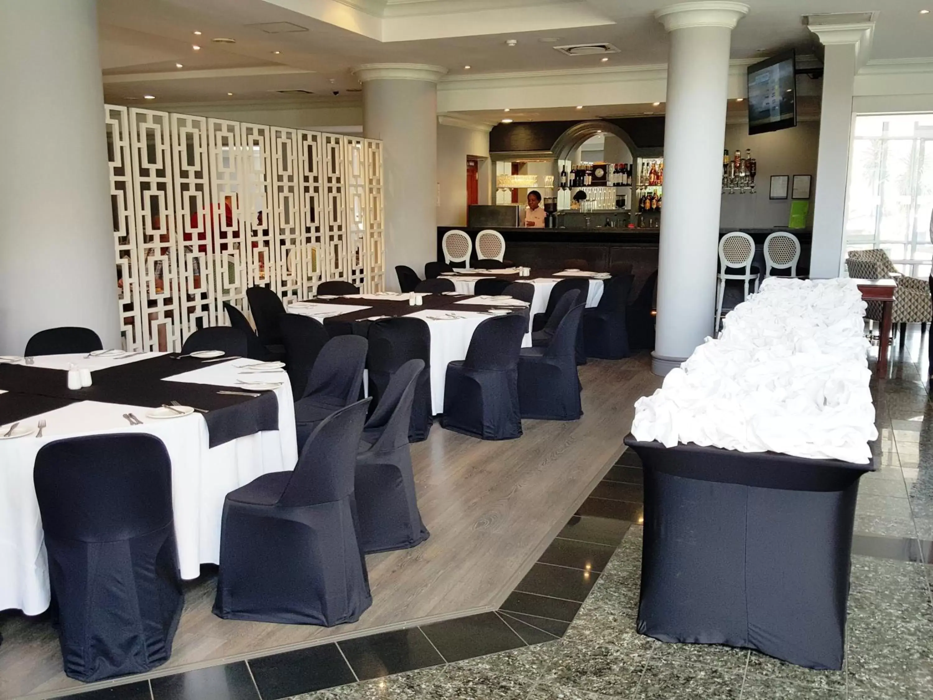 Lounge or bar in Holiday Inn Johannesburg Airport, an IHG Hotel