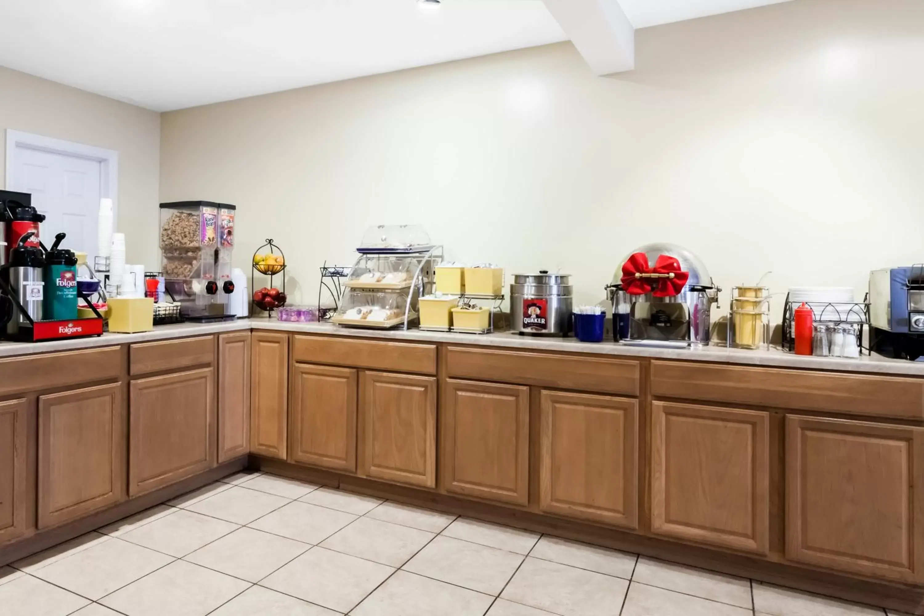 Continental breakfast, Coffee/Tea Facilities in Days Inn by Wyndham Tannersville