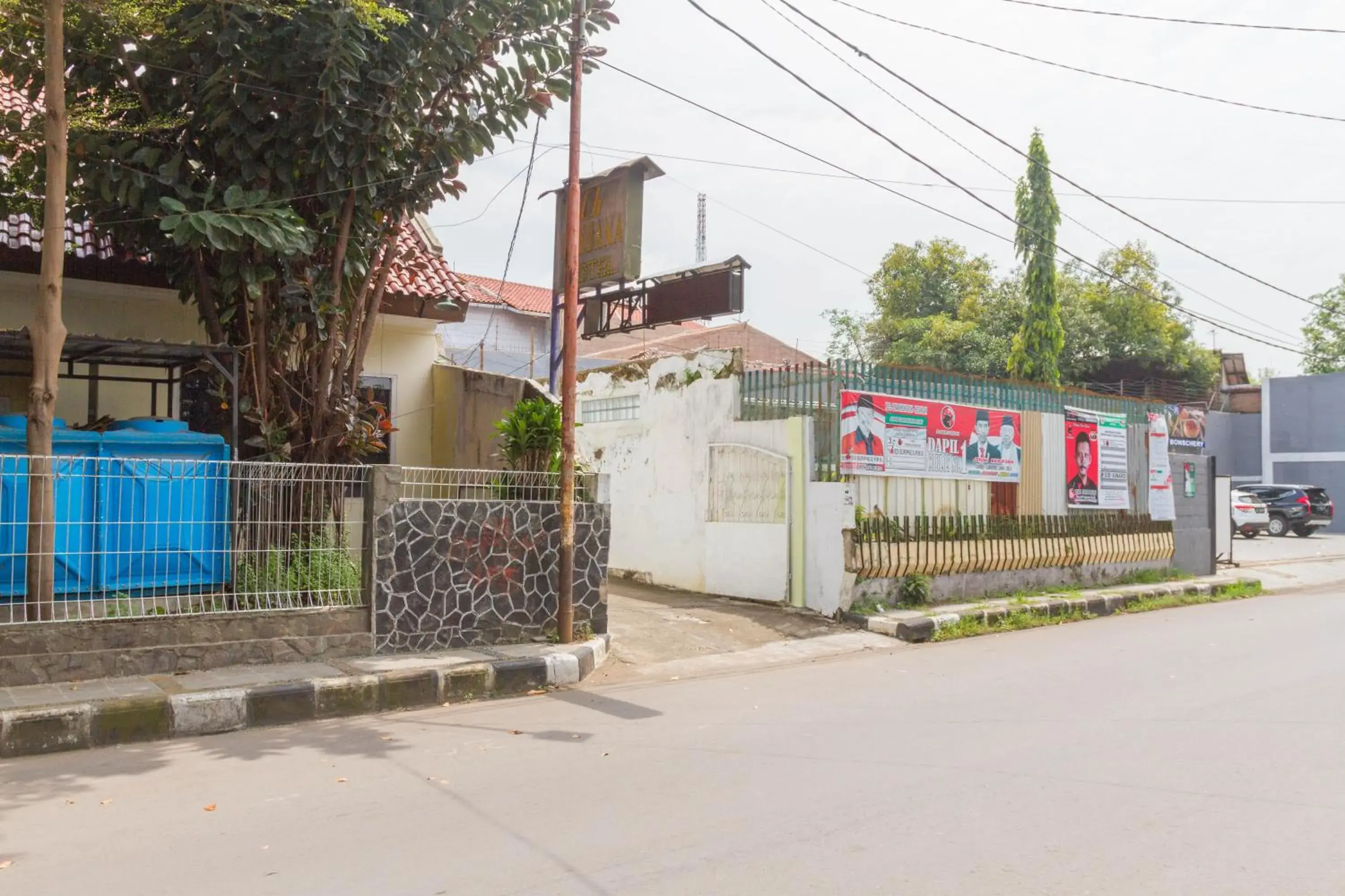 Logo/Certificate/Sign, Property Building in RedDoorz near Pasar Pagi Cirebon 2