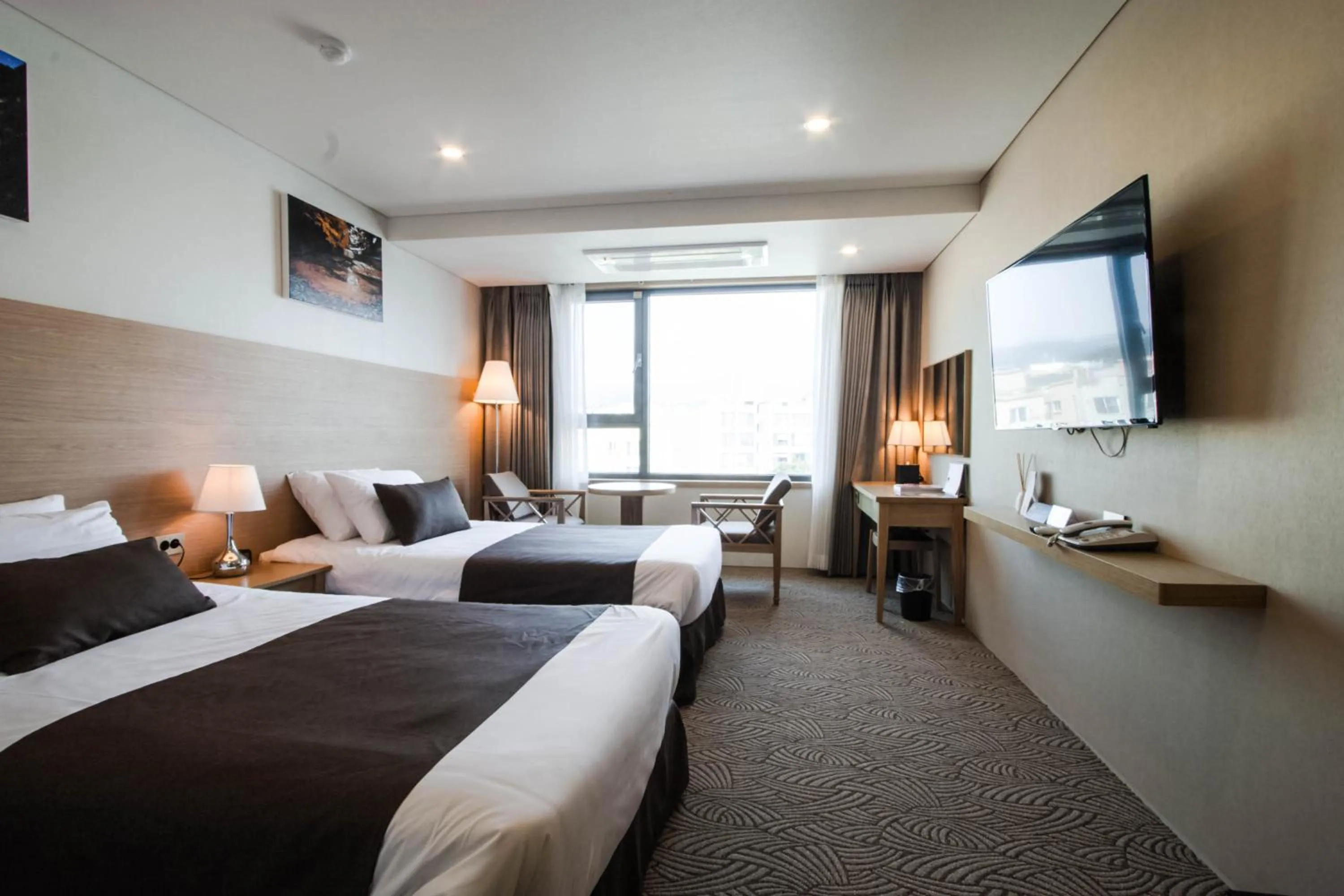 Photo of the whole room, Bed in Benikea Jungmun Hotel