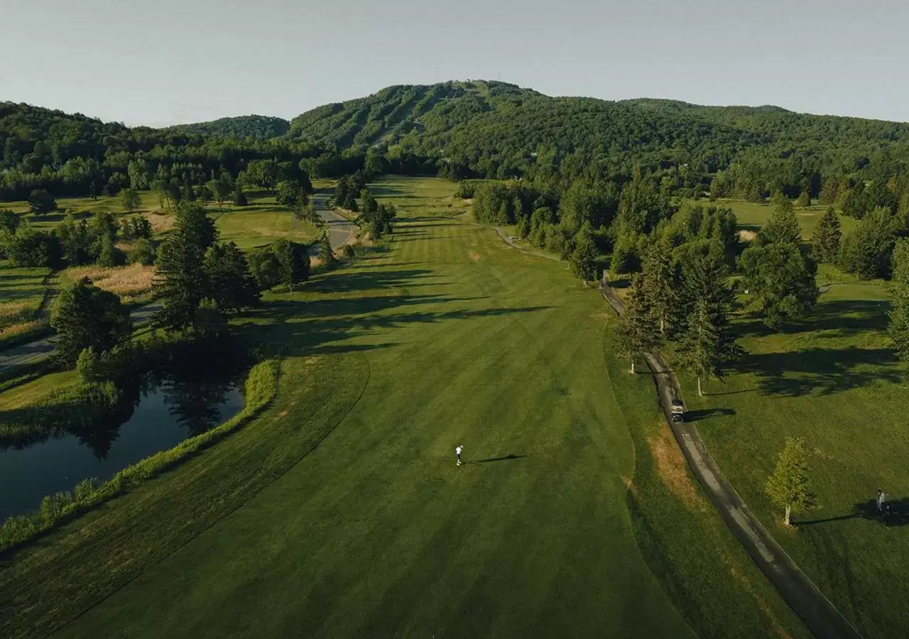 Golfcourse, Bird's-eye View in Hotel Chateau Bromont