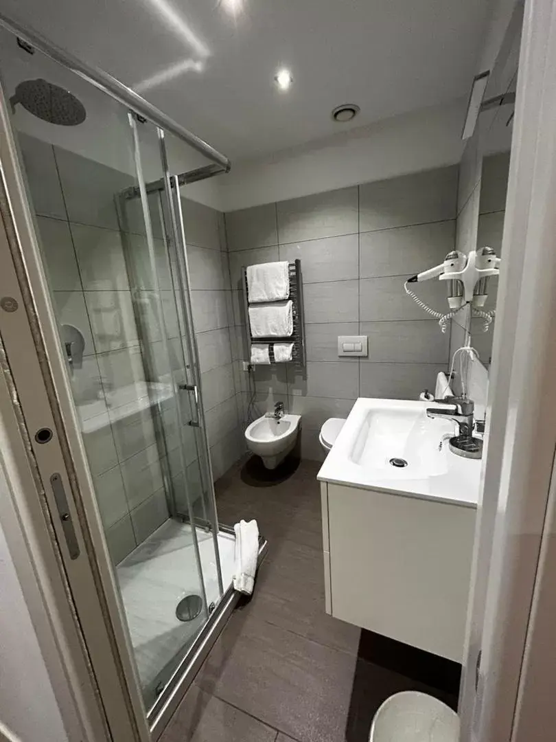 Shower, Bathroom in Fasthotel Linate