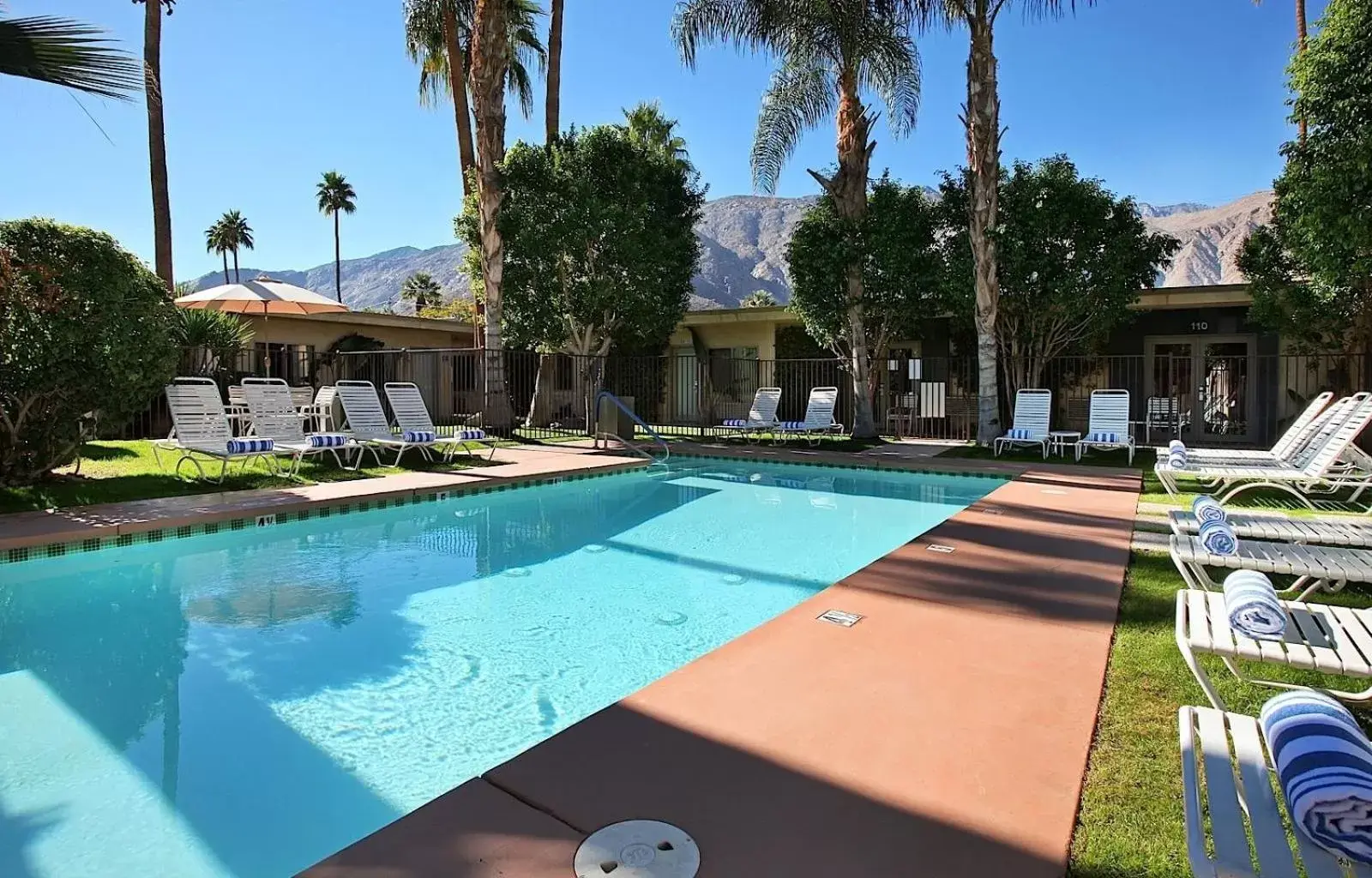Swimming pool, Property Building in 7 Springs Inn & Suites