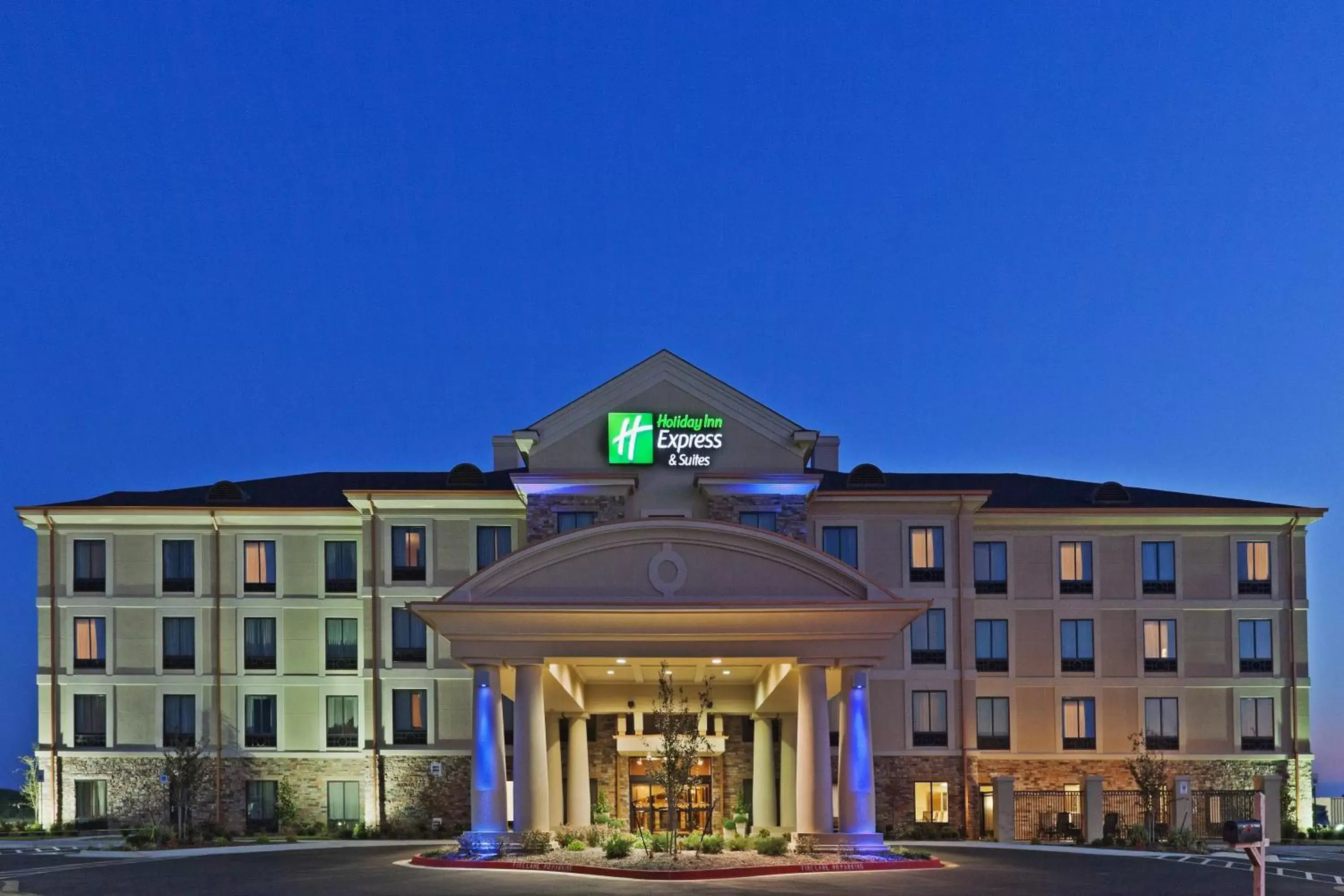 Property Building in Holiday Inn Express & Suites Poteau, an IHG Hotel