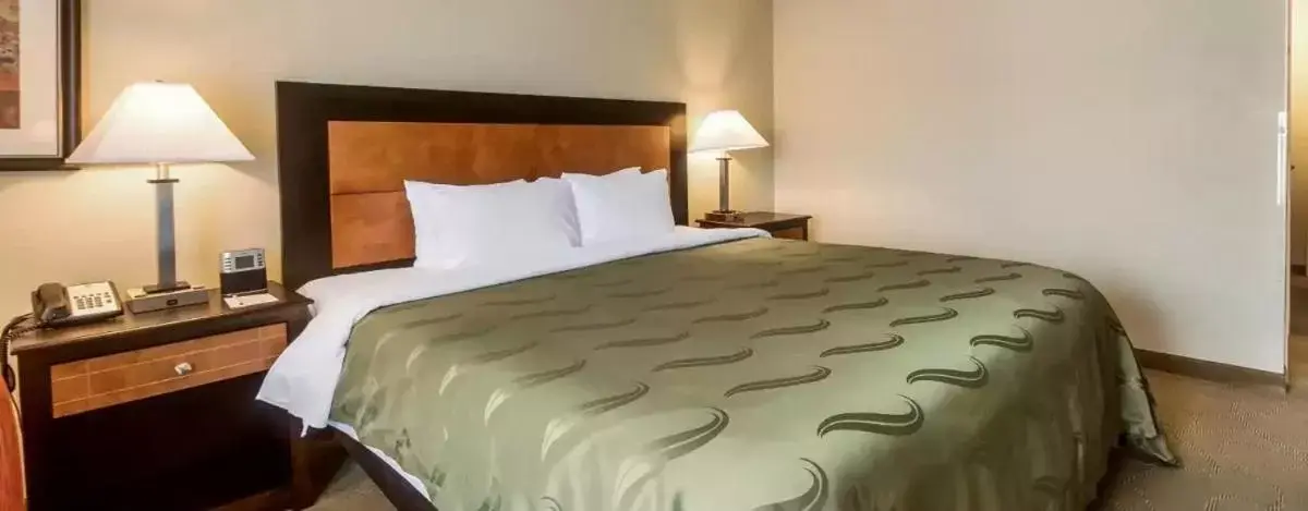 Bed in Chester Hotel and Conference Center