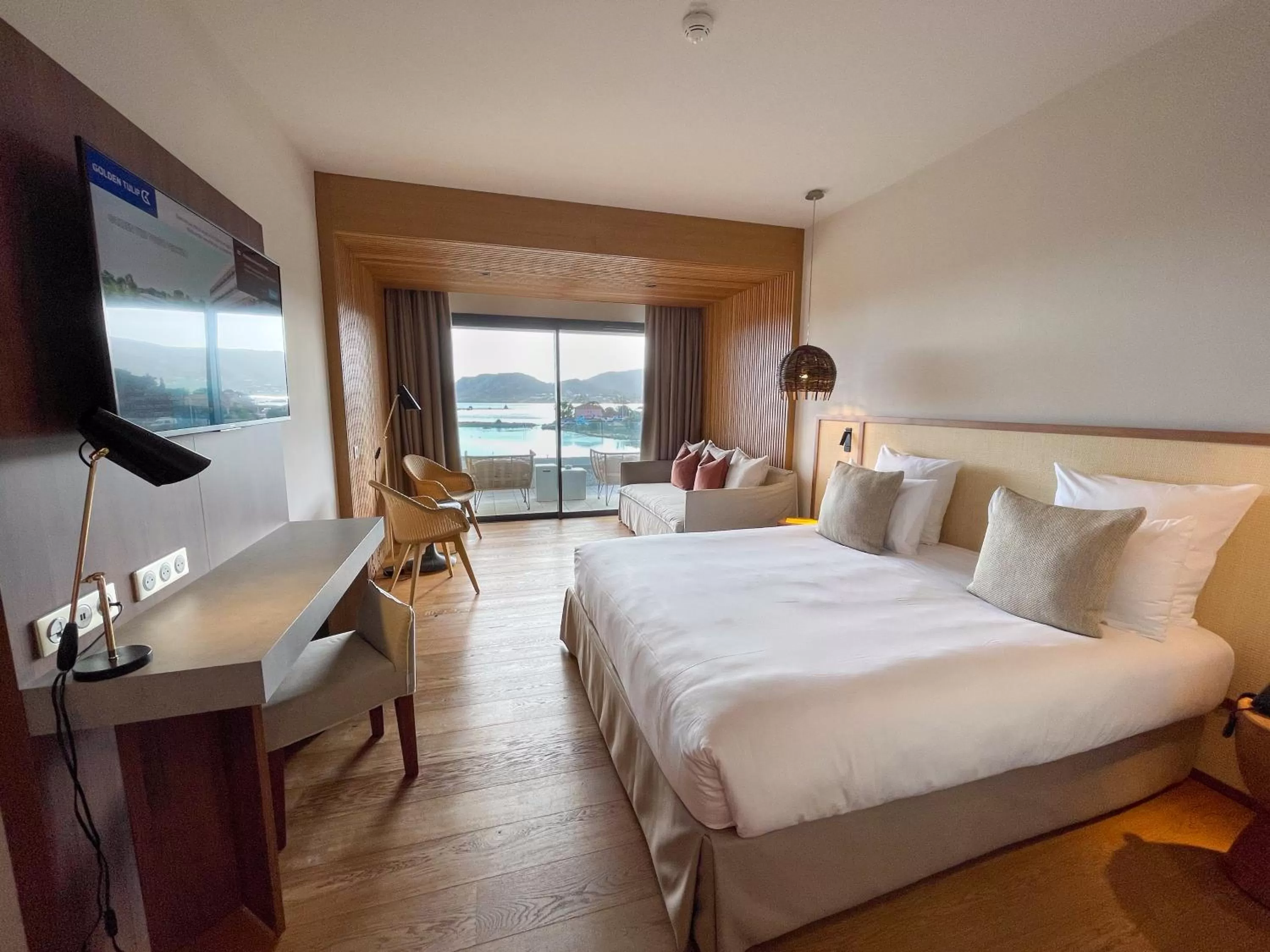 Photo of the whole room, Bed in Golden Tulip Porto-Vecchio